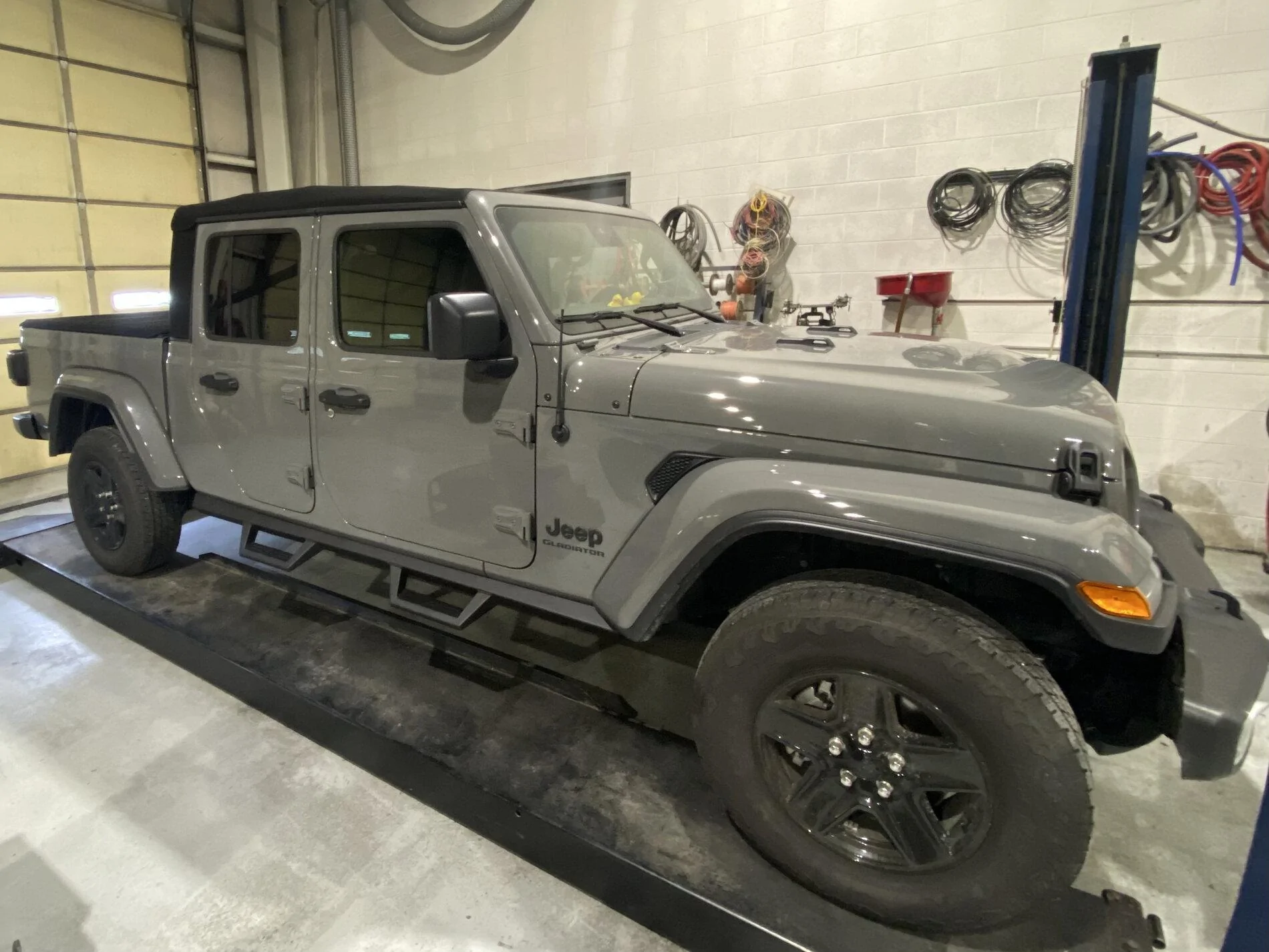 Jeep Gladiator JEEP CONTOURED DROP STEPS (20-21 GLADIATOR JT) 9134962F-F16D-476B-9E51-2BE629F6DF48