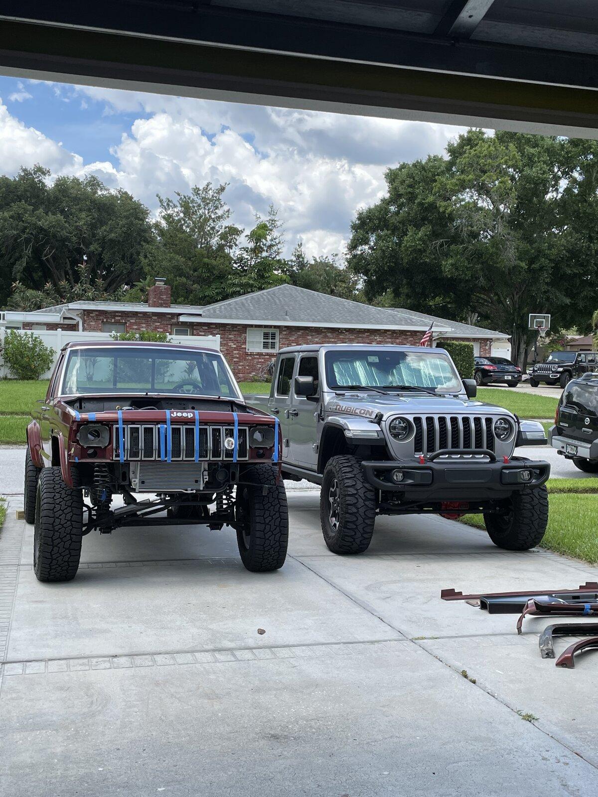 Jeep Gladiator Jeeps Parking Next To Jeeps 8228D0CB-6CC2-4514-B9B7-E7869029B5C0