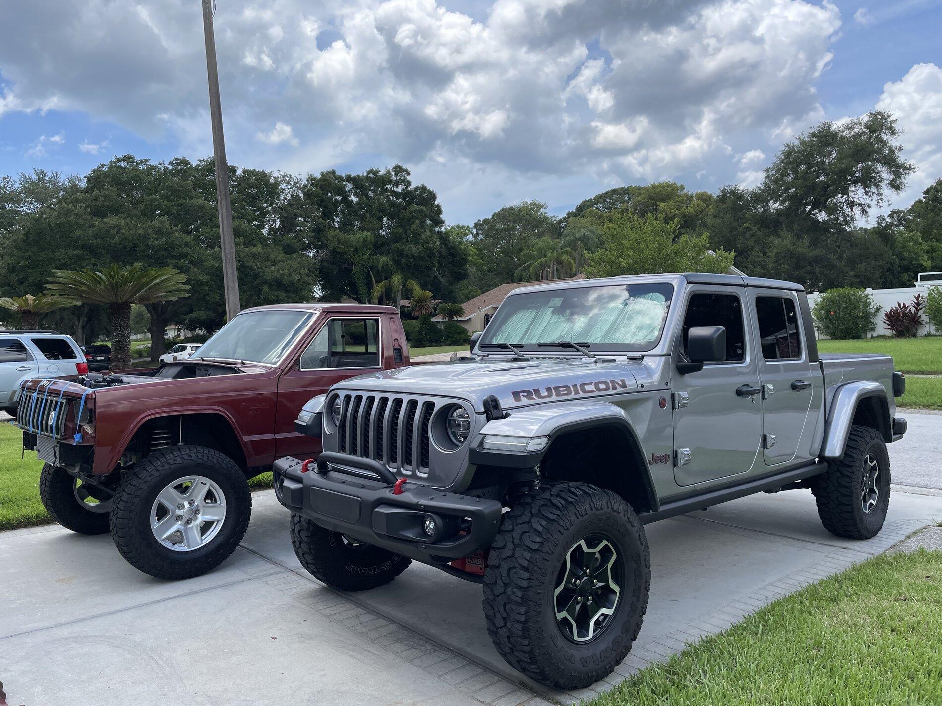 Jeep Gladiator Jeeps Parking Next To Jeeps D0429762-893D-43E6-AC2D-CA494E7ABAB3