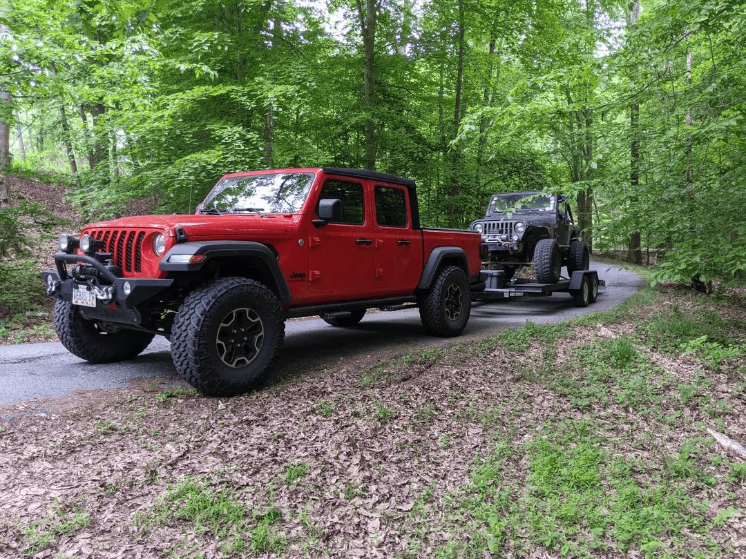 Jeep Gladiator Sport S with 37’s and no Max Tow. 1625092116634