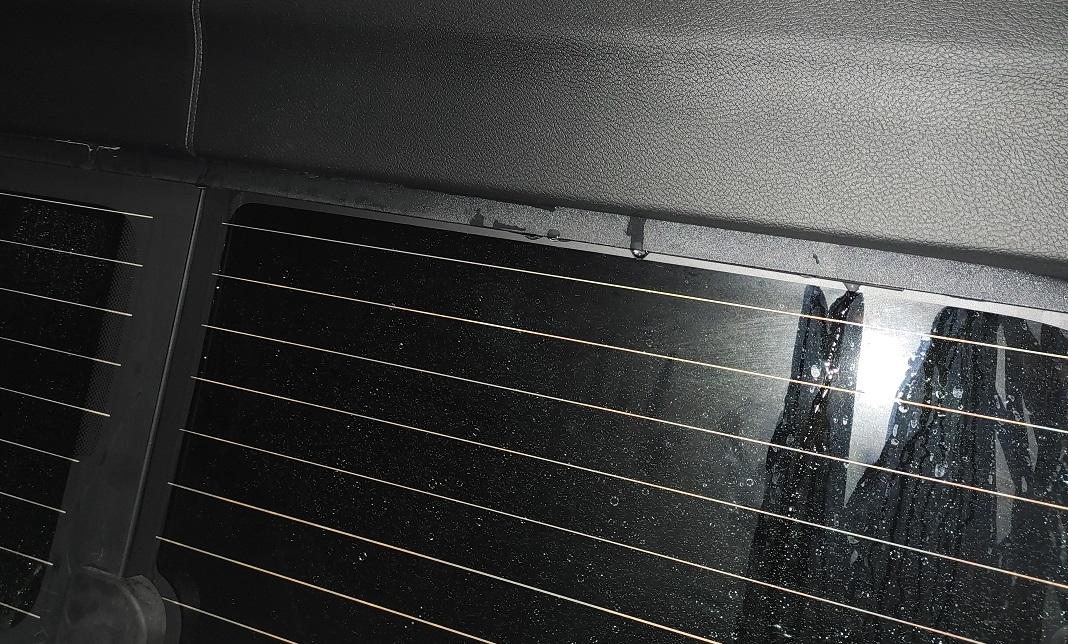 Jeep Gladiator What’s up with the rear window on hardtops leaking? leak2