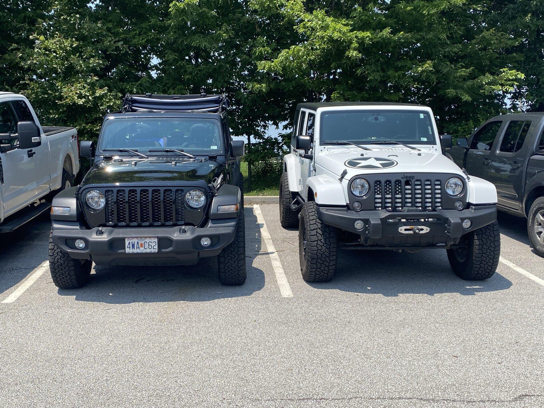 Jeep Gladiator Jeeps Parking Next To Jeeps 0C636939-0BC2-4483-9F21-2E49EAA61CFA