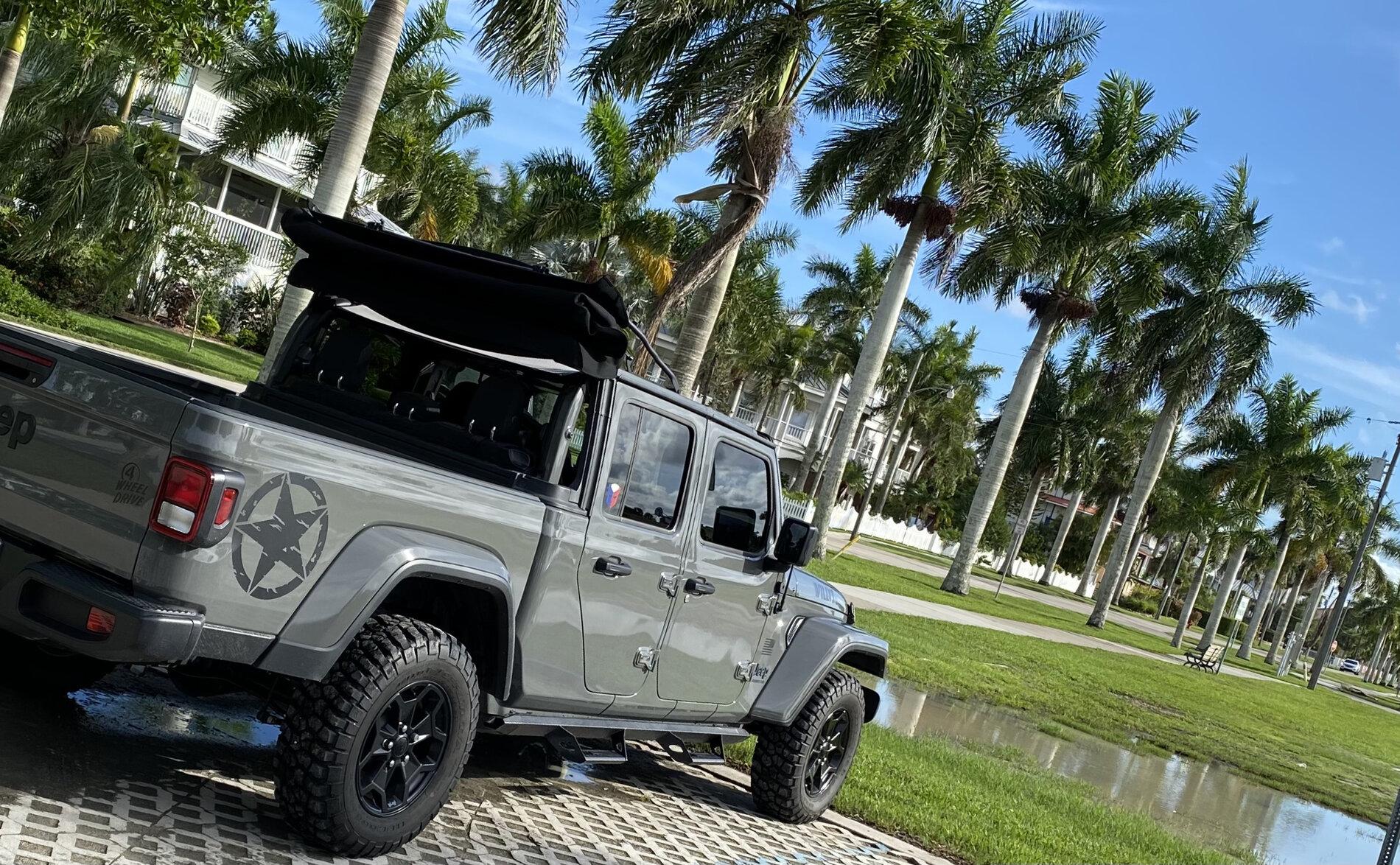 Jeep Gladiator Gladiator Glamour Shots E104CF9E-2C74-4057-8E69-928C17B8FD1C