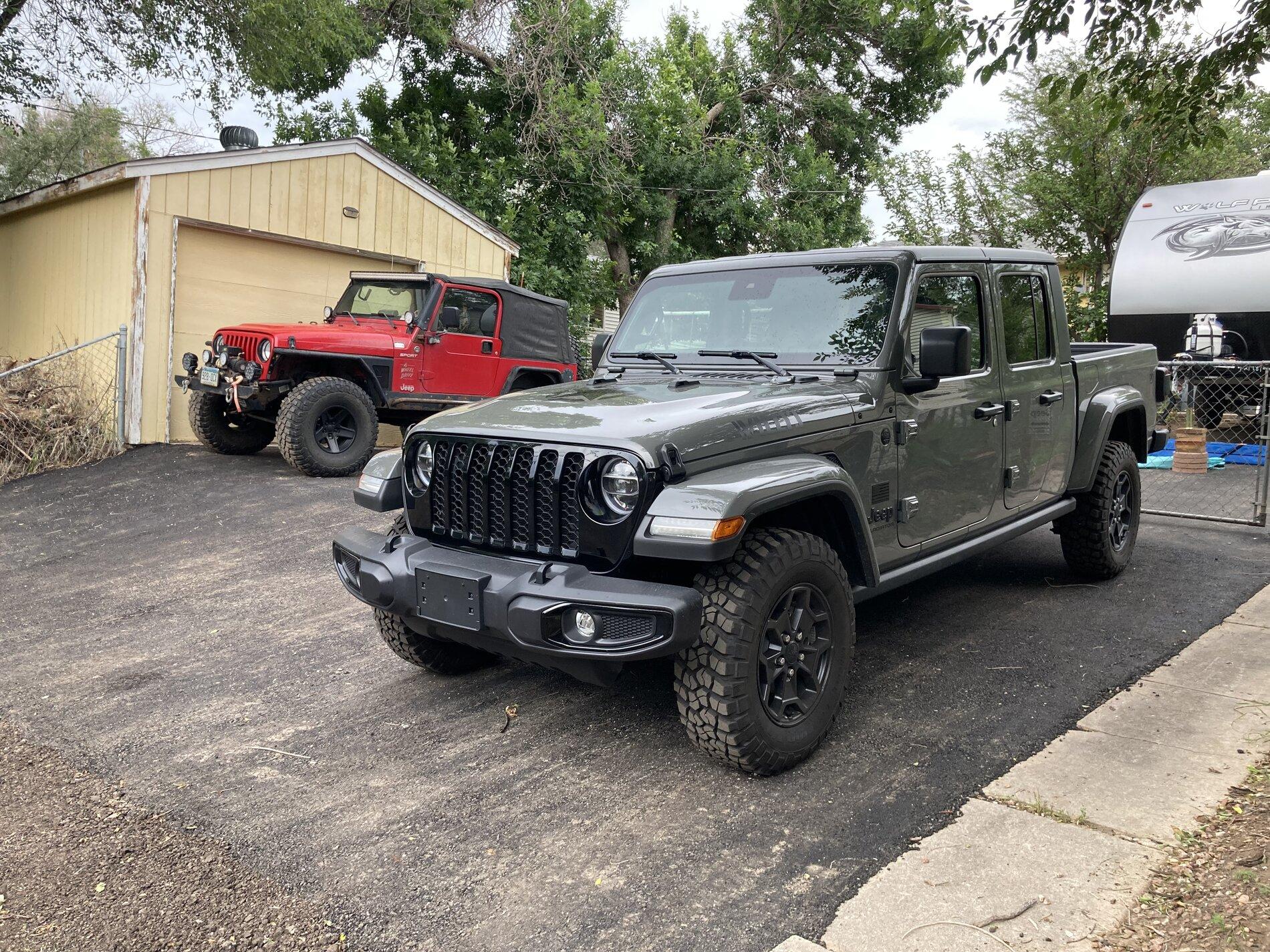 Jeep Gladiator Jeeps Parking Next To Jeeps 7A63C088-16CE-42F4-A040-460968E3FFA2