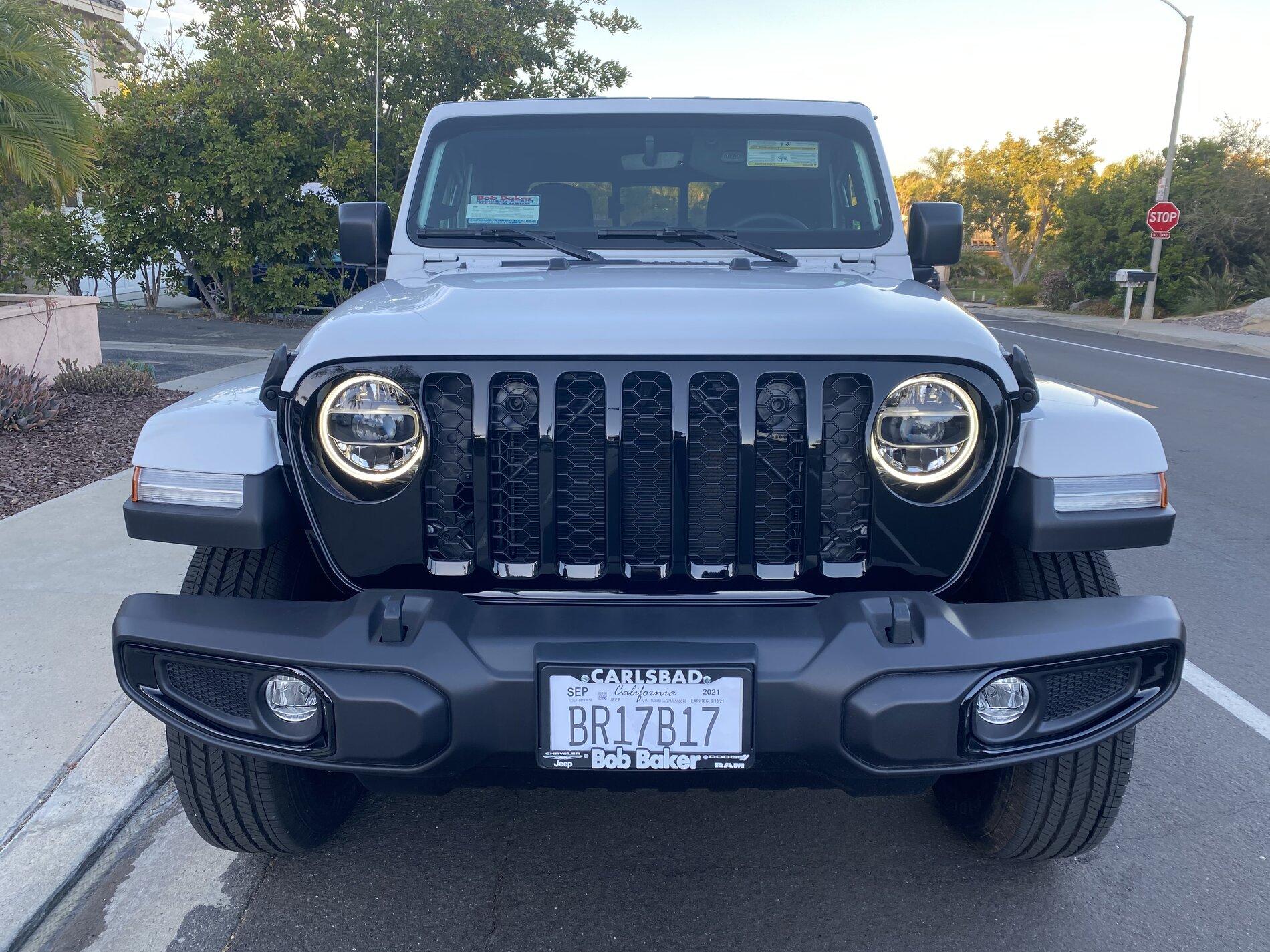 Jeep Gladiator 21’ Bright White Gladiator Sport F64AED00-DA10-454C-929D-DA199A172A4B