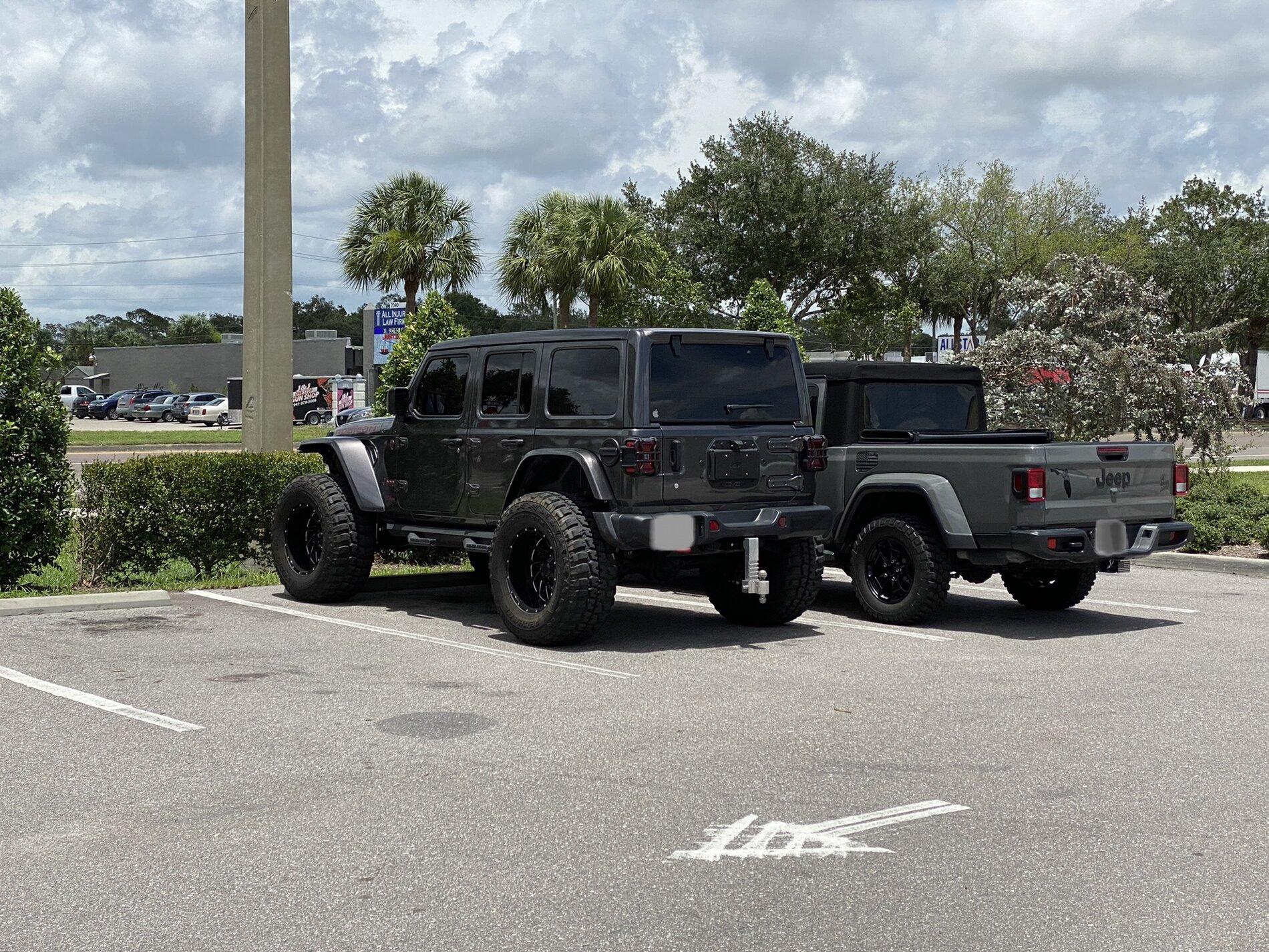 Jeep Gladiator Jeeps Parking Next To Jeeps C7C05344-E634-42E8-BB6C-64AF91E3BD73