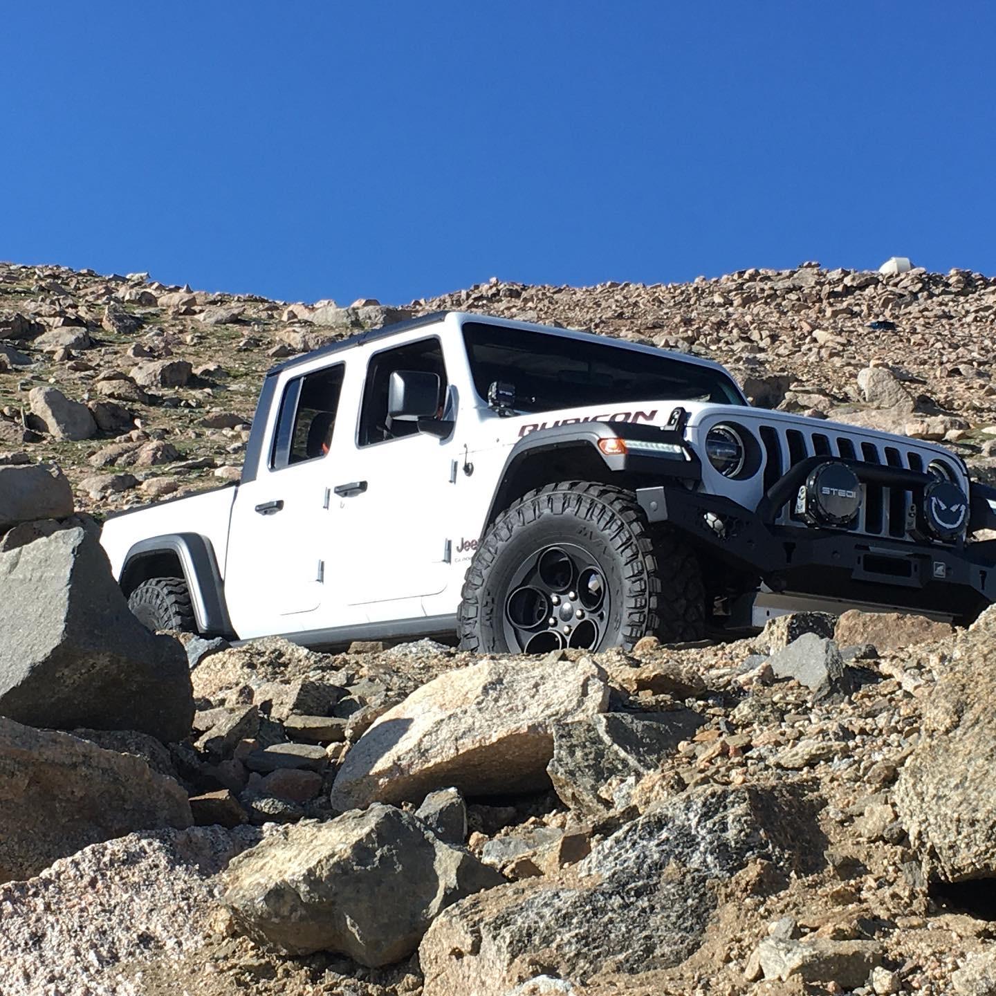 Jeep Gladiator BRIGHT WHITE Gladiator JT Club 61078A9C-EE96-4D22-9589-E36124A9E28D