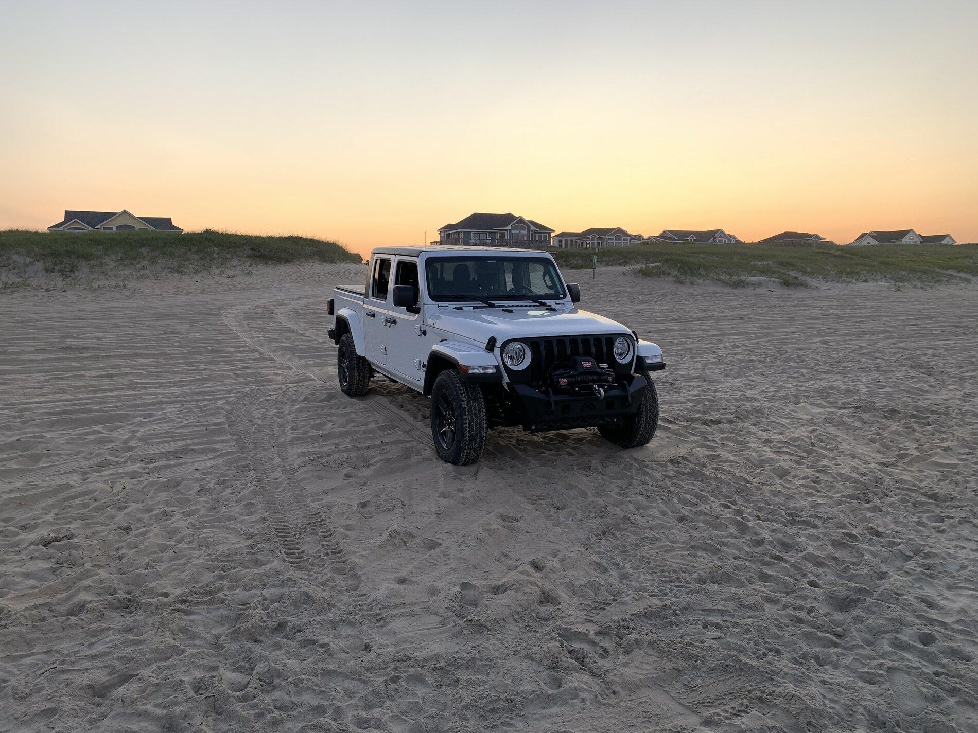 Jeep Gladiator BRIGHT WHITE Gladiator JT Club 990F4B8D-6C0D-4B6E-AB98-B18C258688A7