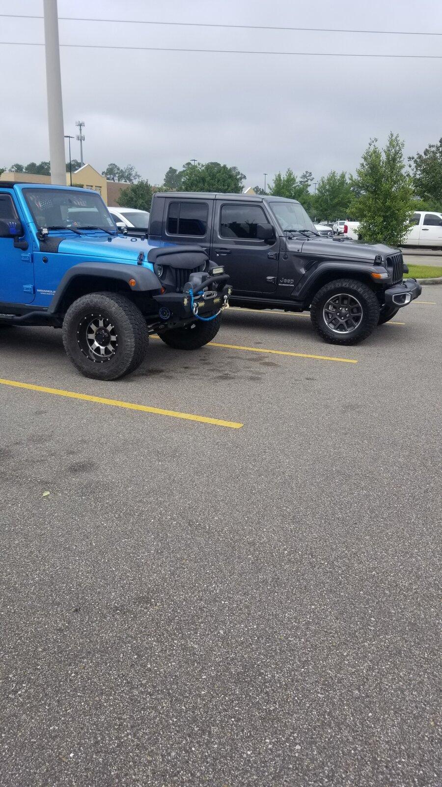 Jeep Gladiator Jeeps Parking Next To Jeeps 20210703_090334