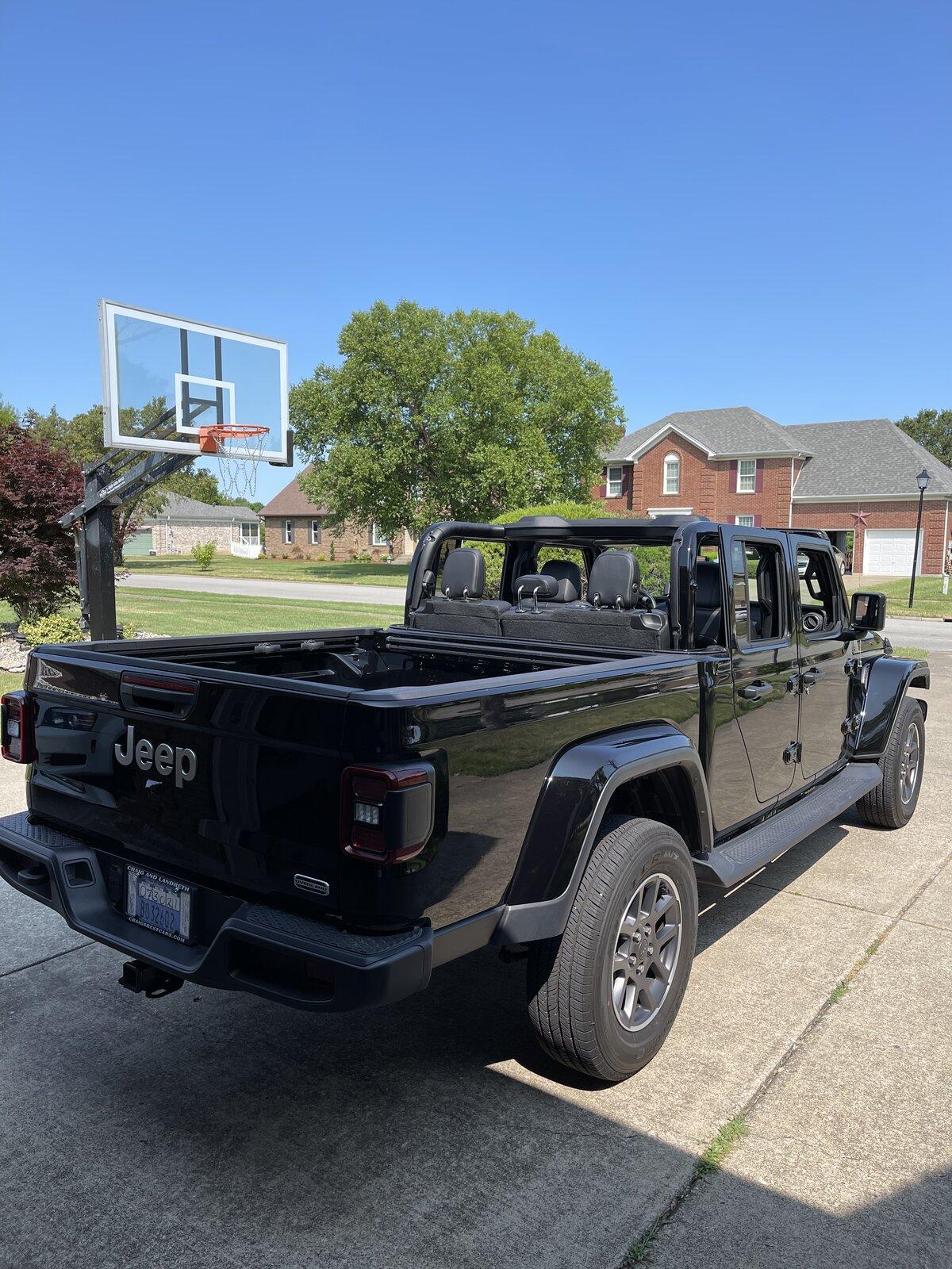 Jeep Gladiator BLACK Gladiator JT Club 6B4CD40D-5661-480E-AF9C-24E083CA8B4A