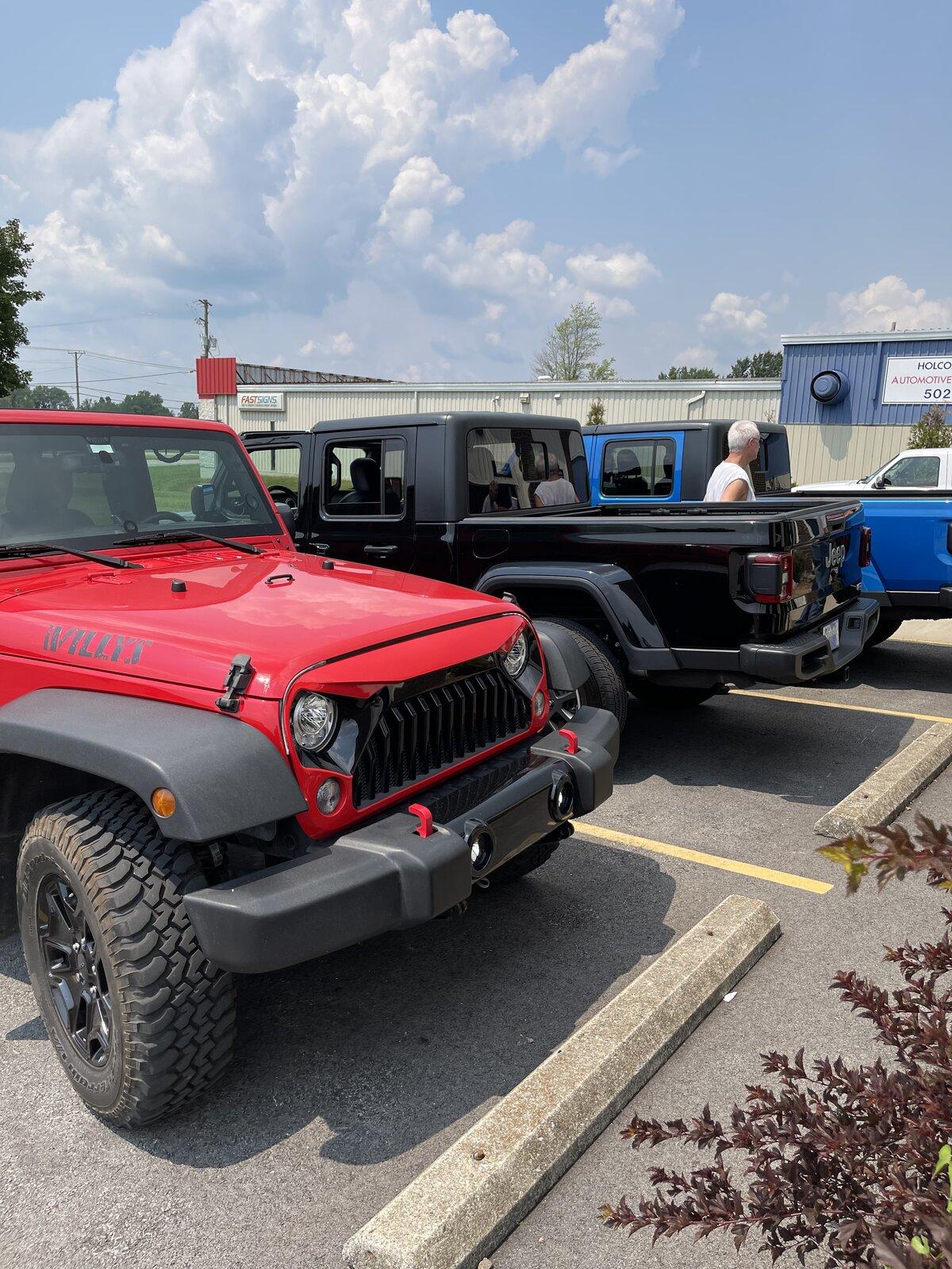 Jeep Gladiator Jeeps Parking Next To Jeeps B64221B5-6A37-423A-A694-3718928E26F4