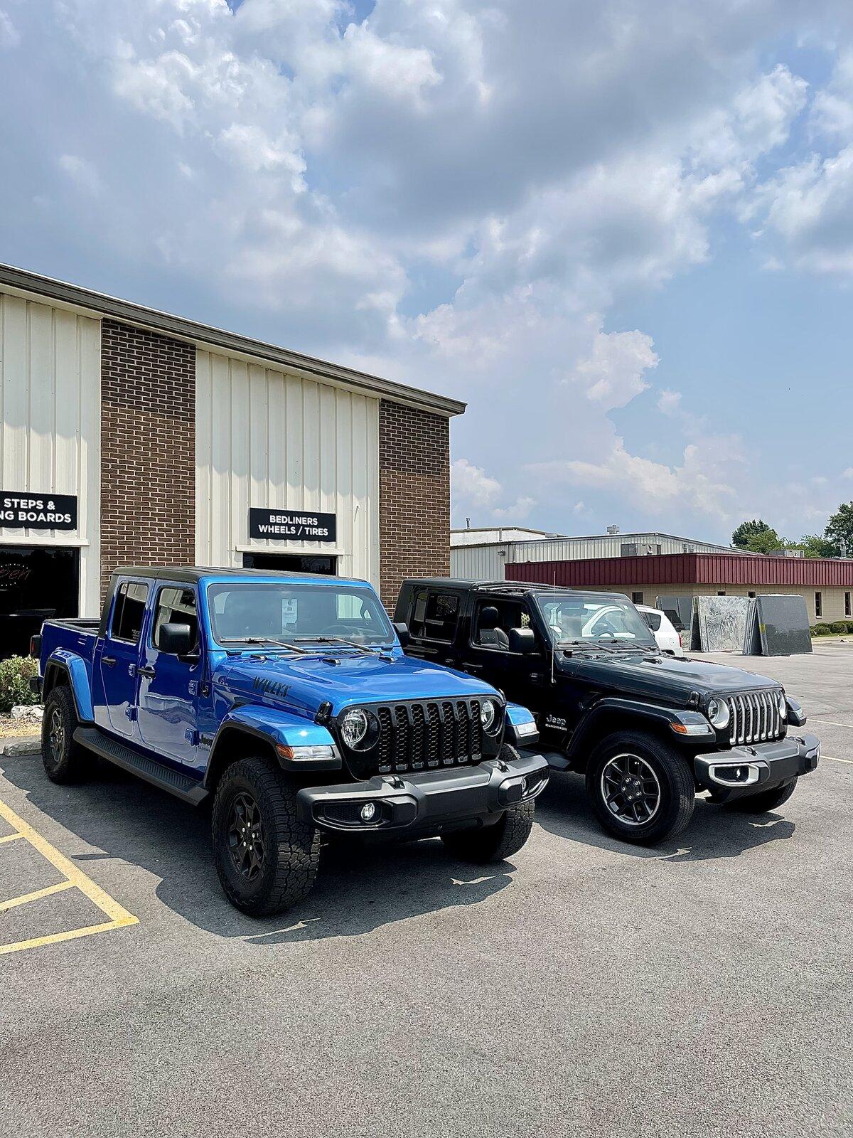Jeep Gladiator Jeeps Parking Next To Jeeps 54FAFE03-2BE9-4E75-8E9F-B9D52D9FFCCB