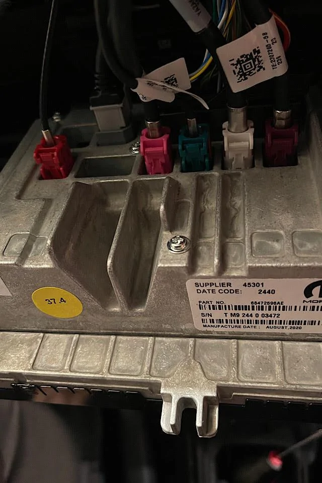 Jeep Gladiator Add a new SiriusXM Antenna radio back