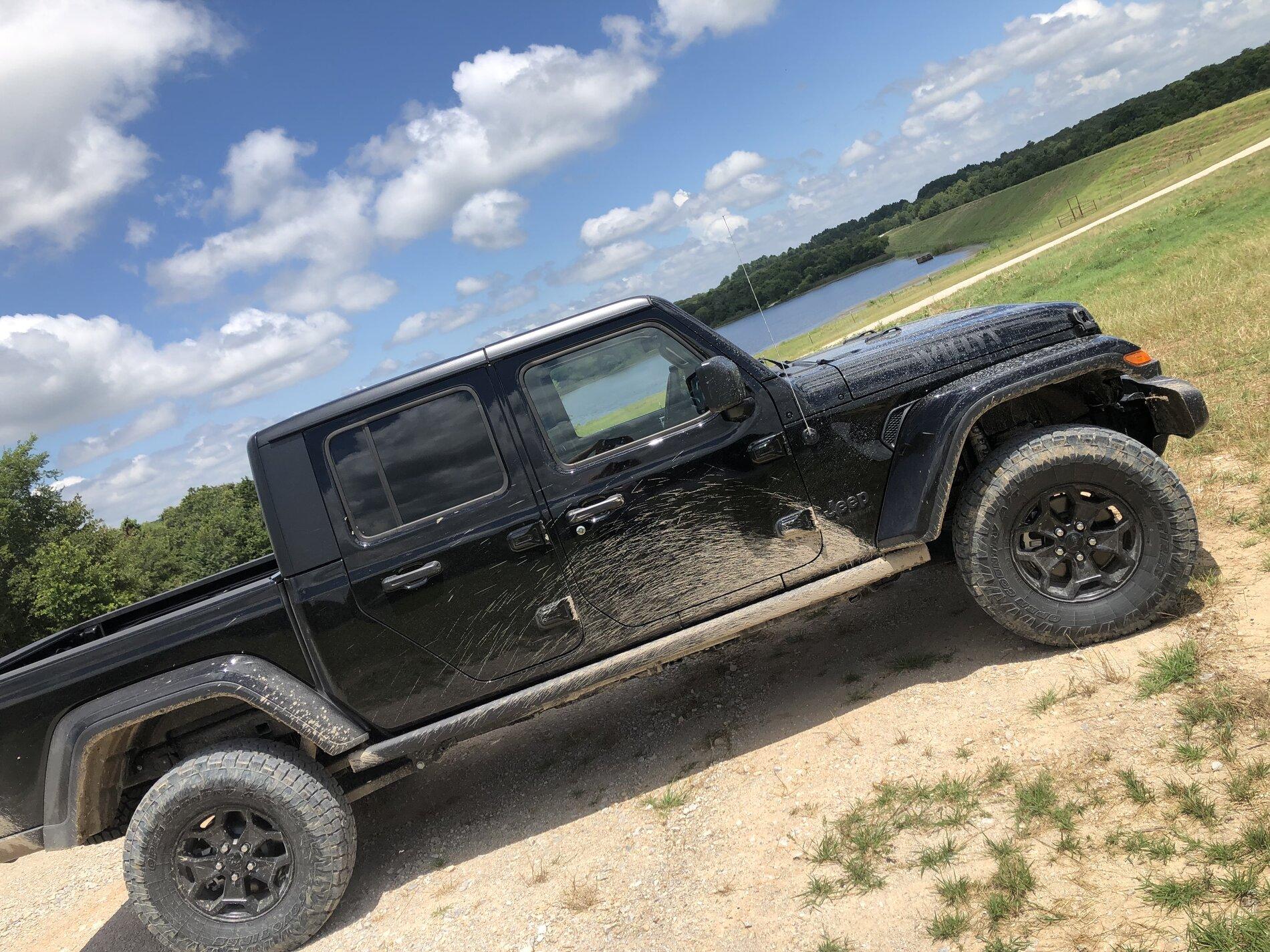 Jeep Gladiator BLACK Gladiator JT Club BAE70713-5537-4E14-BB01-D8A8A14D55CC