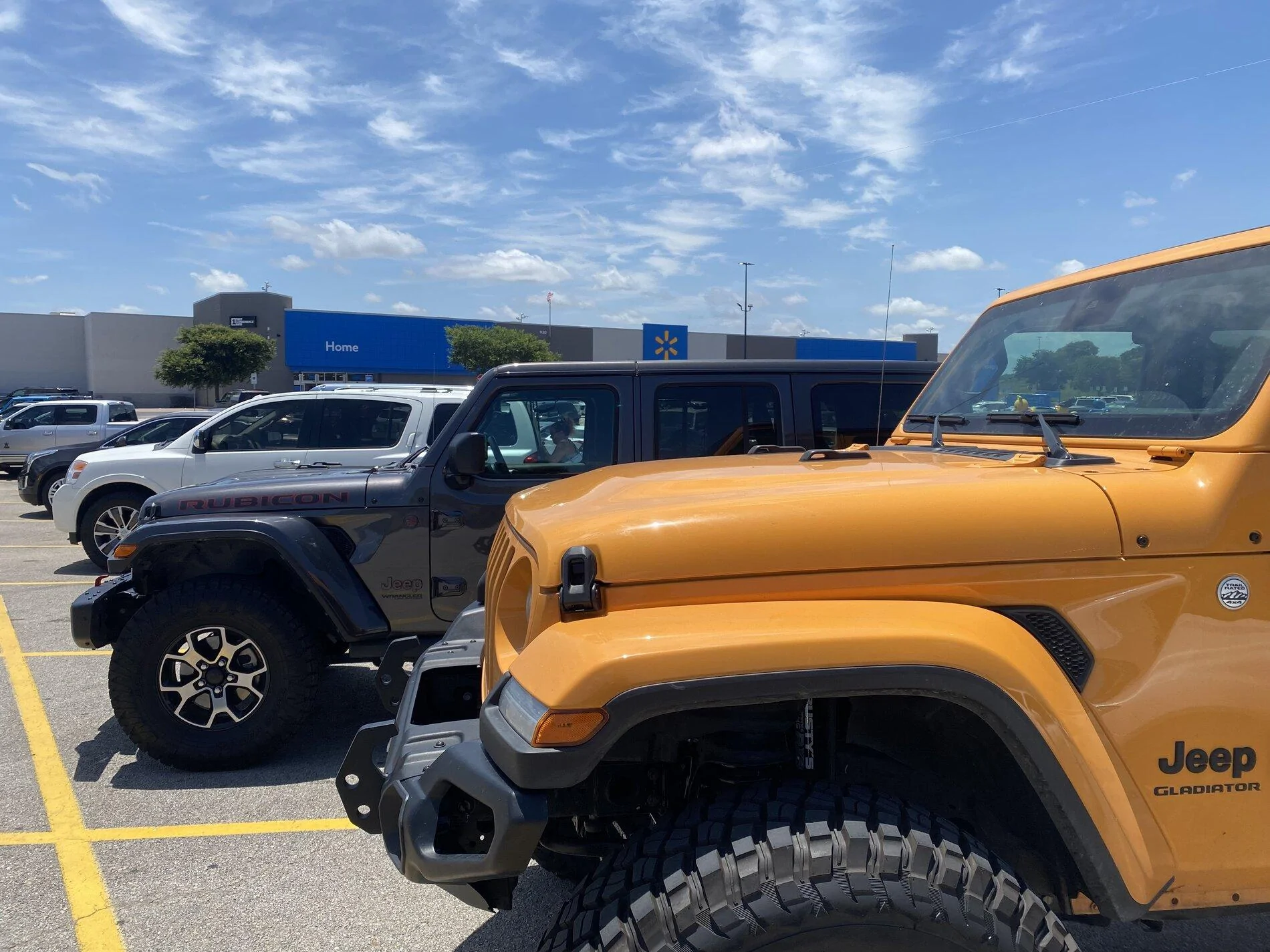 Jeep Gladiator Jeeps Parking Next To Jeeps 3ECA238F-BAA4-4211-A7BD-60FBA65F9FDD