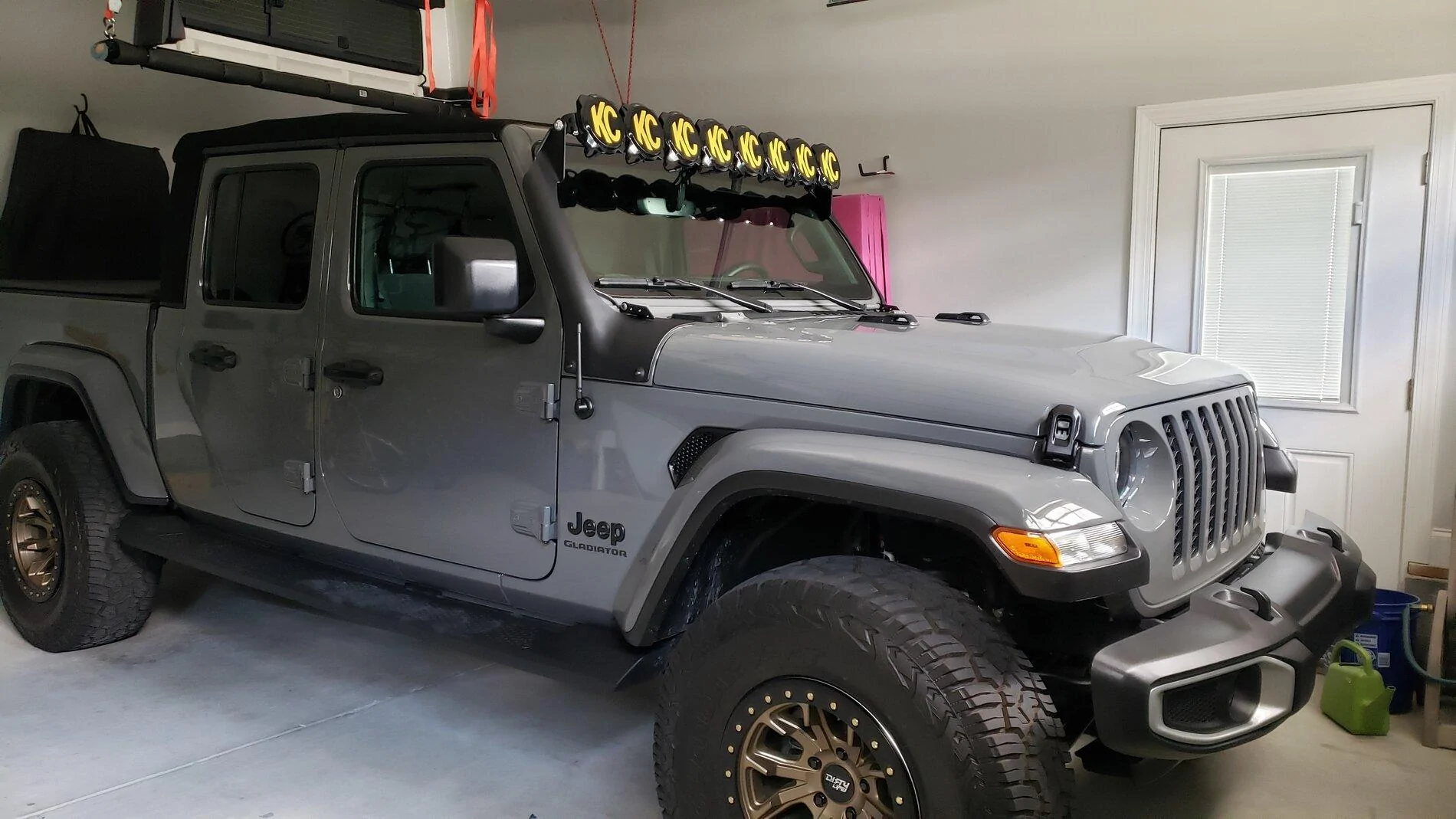 Jeep Gladiator KC Hilites Gravity Pro 6 light bar soft top noise 20210616_142202