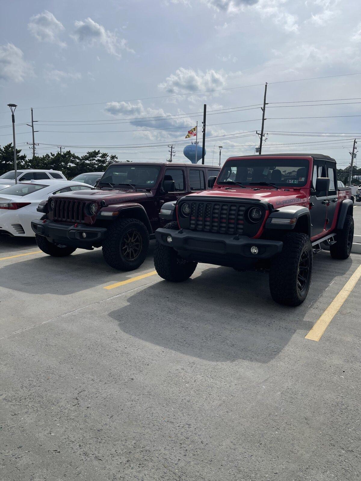 Jeep Gladiator Jeeps Parking Next To Jeeps 2DFE97F6-9F35-4A79-811B-0922EAACD6F1
