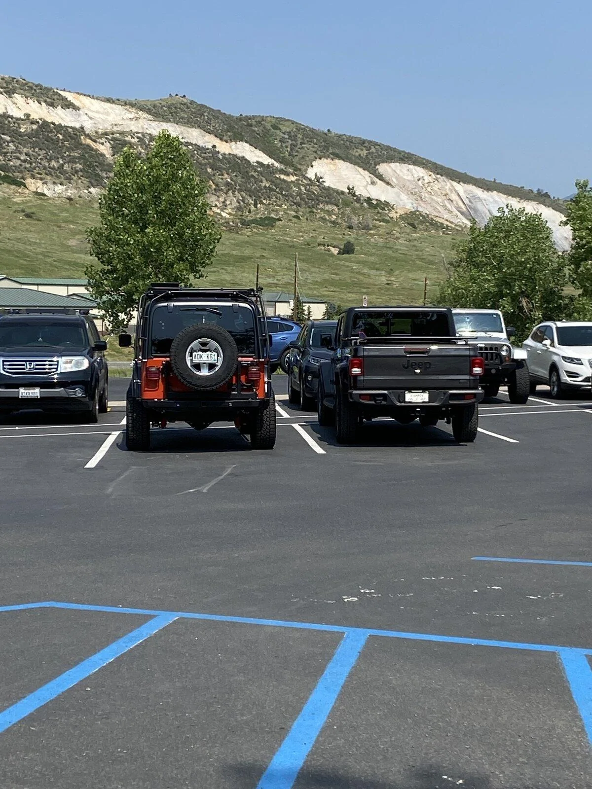 Jeep Gladiator Jeeps Parking Next To Jeeps 374E506B-4786-4961-BE1F-2B2F42E5D4D6