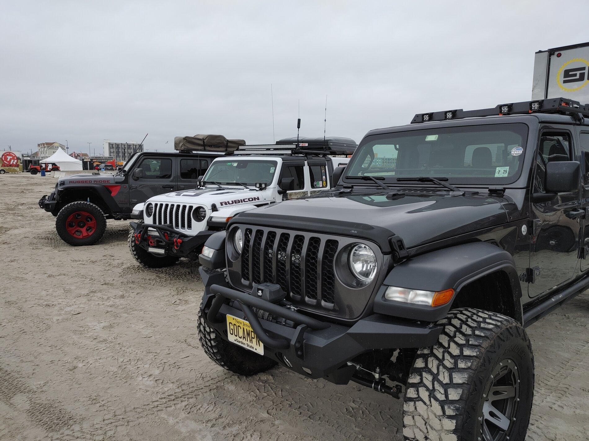Jeep Gladiator Jeeps Parking Next To Jeeps 0711211404
