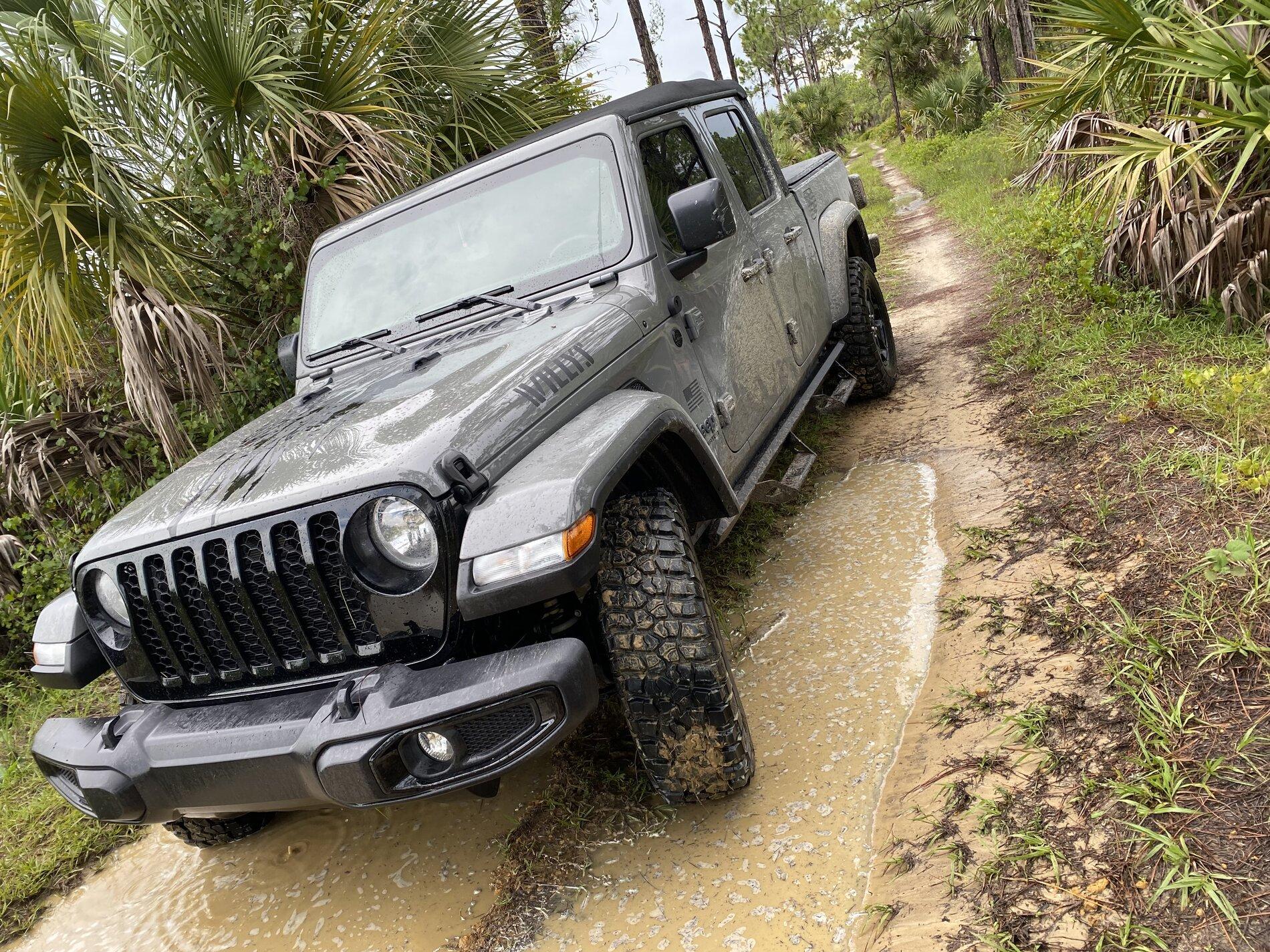 Jeep Gladiator Gladiator Glamour Shots 6F660157-572F-423E-840D-60265CF53E34