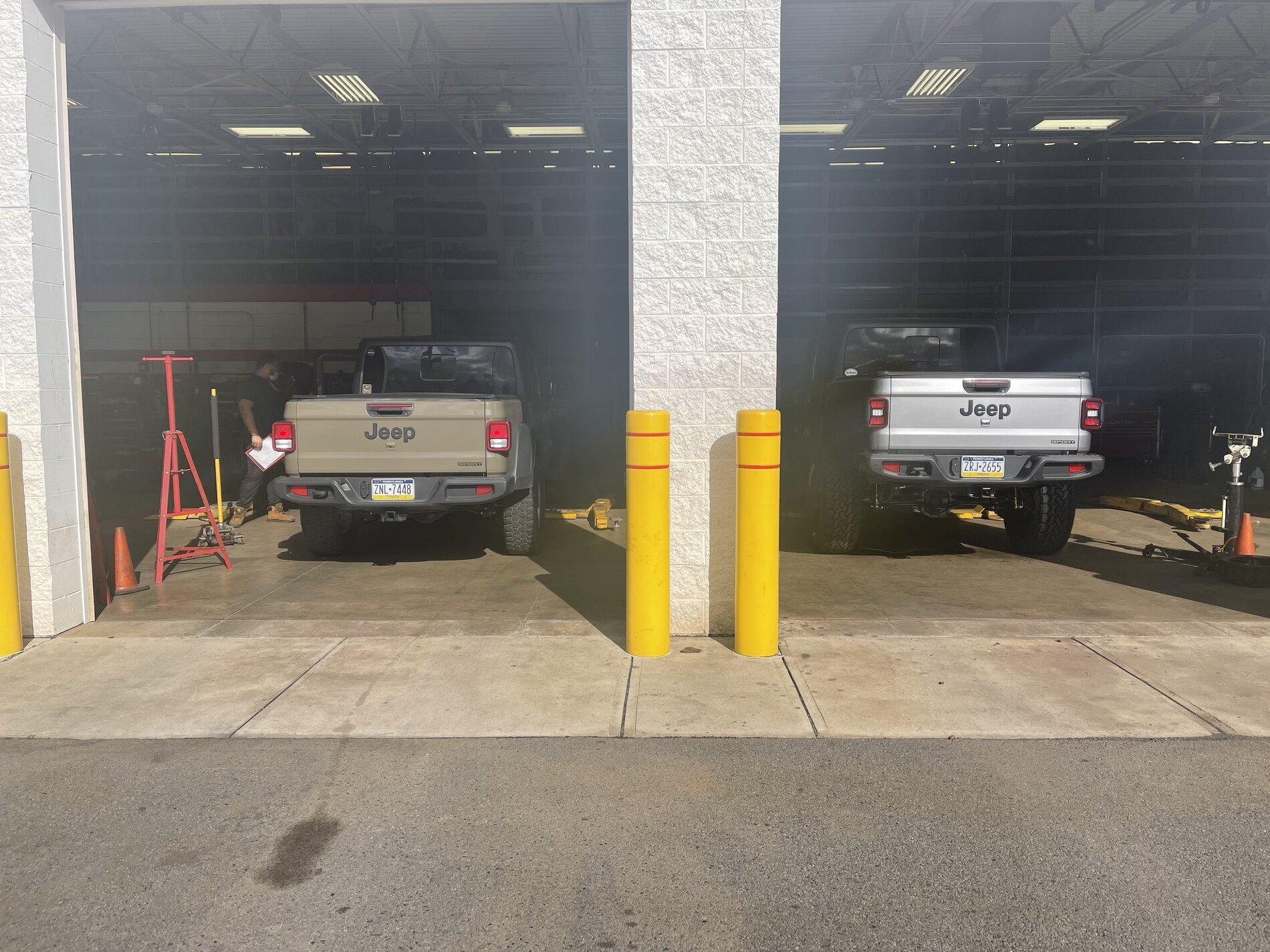 Jeep Gladiator Jeeps Parking Next To Jeeps 883C4ADA-D29C-42CB-BEDF-0824B23636F9