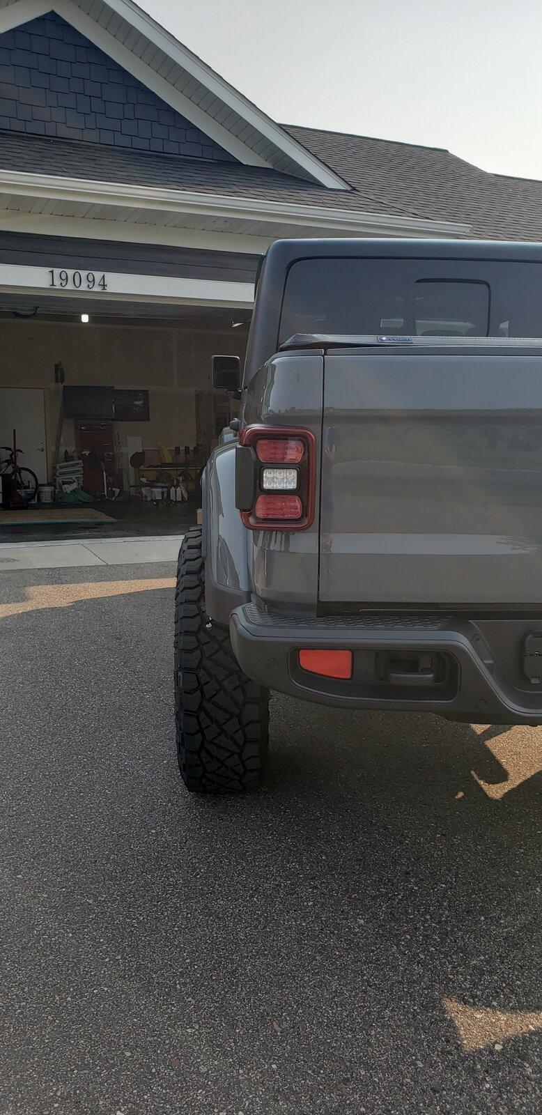 Jeep Gladiator SHOW ME YOUR WHEELS! Tire poke