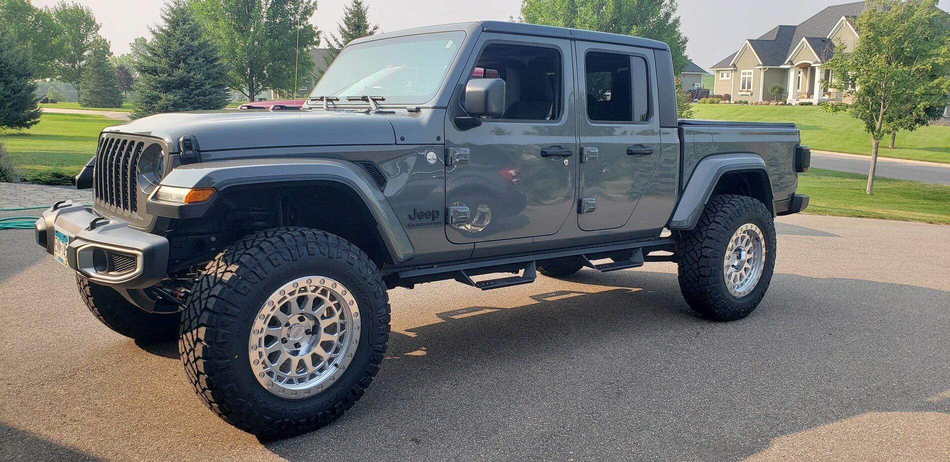 Jeep Gladiator Black is played out, let's see some colored rims Side shot