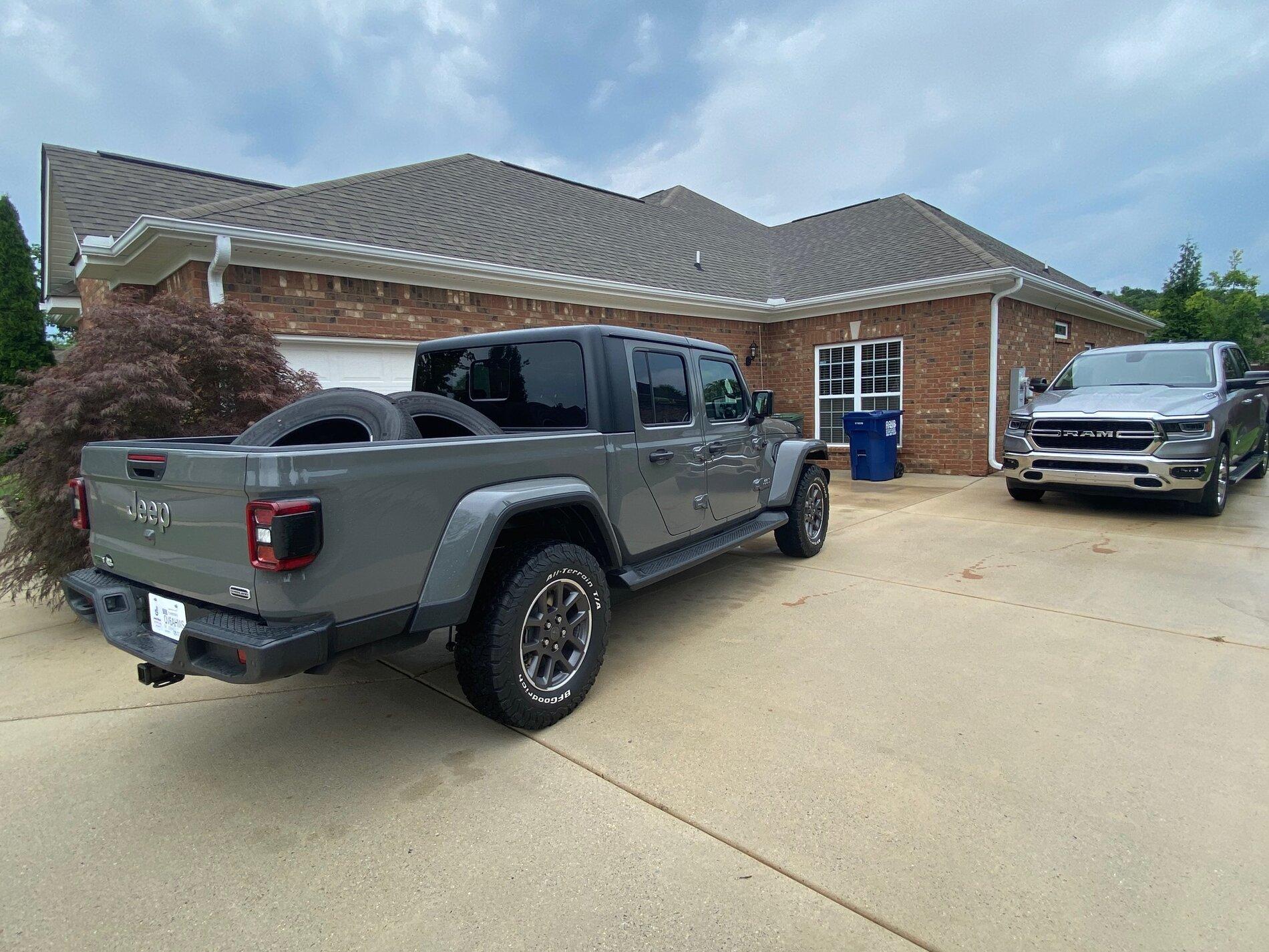 Jeep Gladiator Does anyone have 275/70/18 KO2s on their Overland? rear q