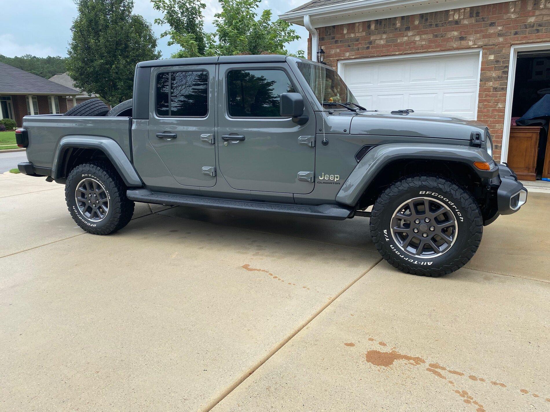 Jeep Gladiator Stock Overland on 275/70/18 or 285/65/18 tires? side