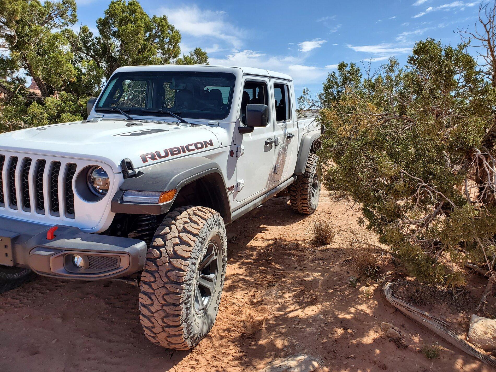 Jeep Gladiator BRIGHT WHITE Gladiator JT Club 2021-05-13 10.51.37