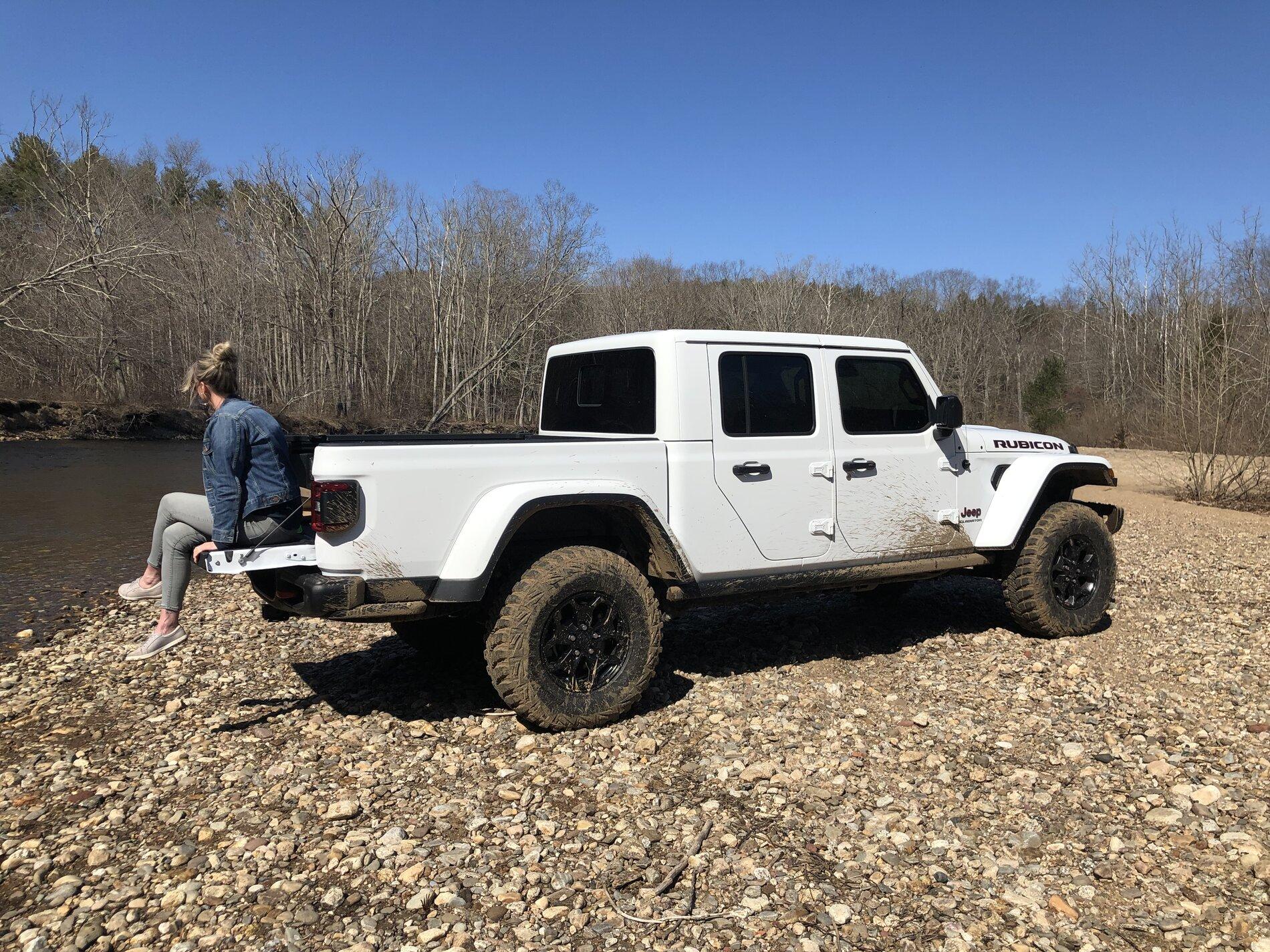 Jeep Gladiator BRIGHT WHITE Gladiator JT Club 715E32B3-9B00-498E-8F12-BDD60E3DE8BD