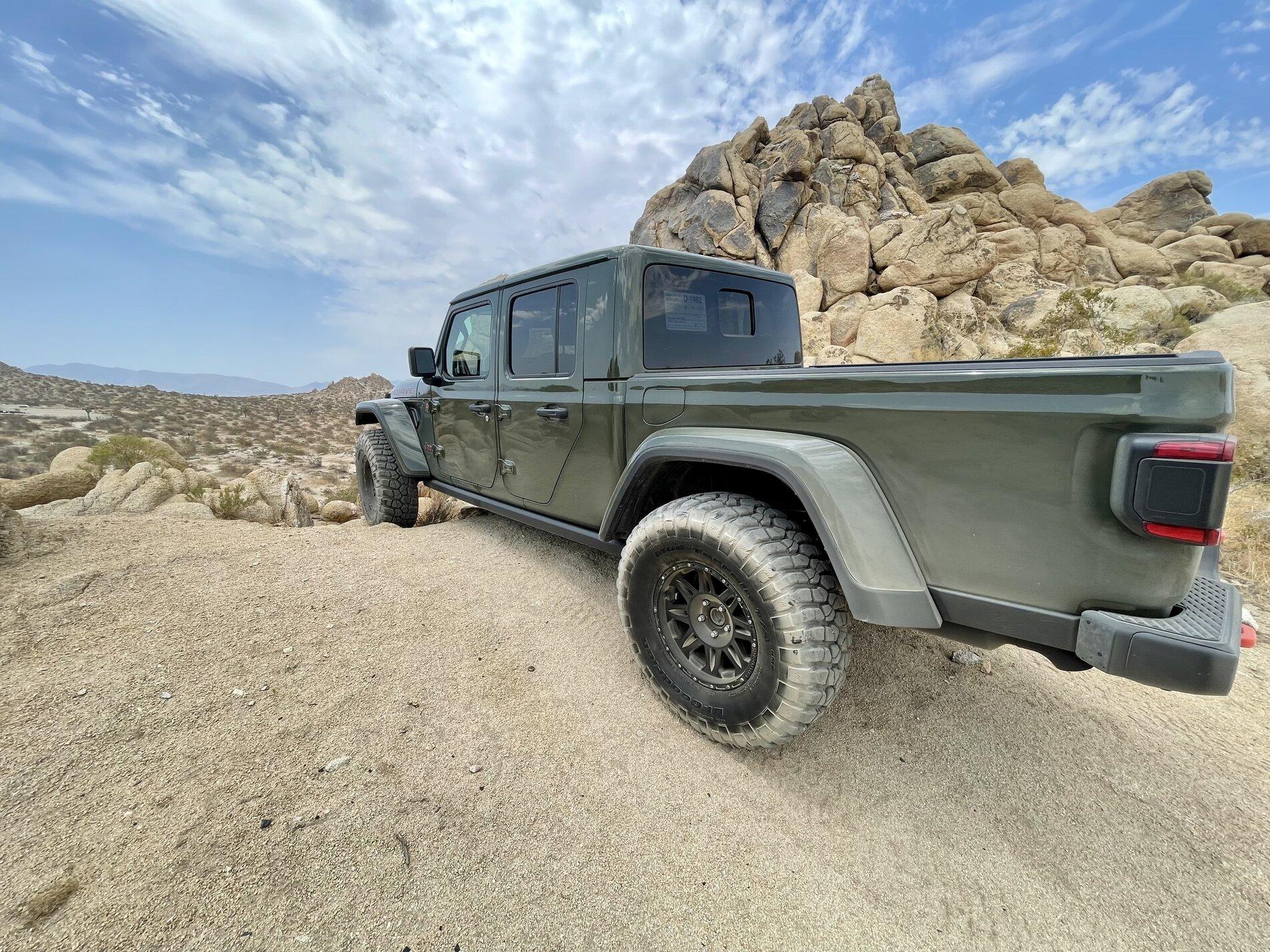 Jeep Gladiator Stock Mojave w/ 37s Thread 0926036A-B2BB-4477-A4E3-228D399FF405