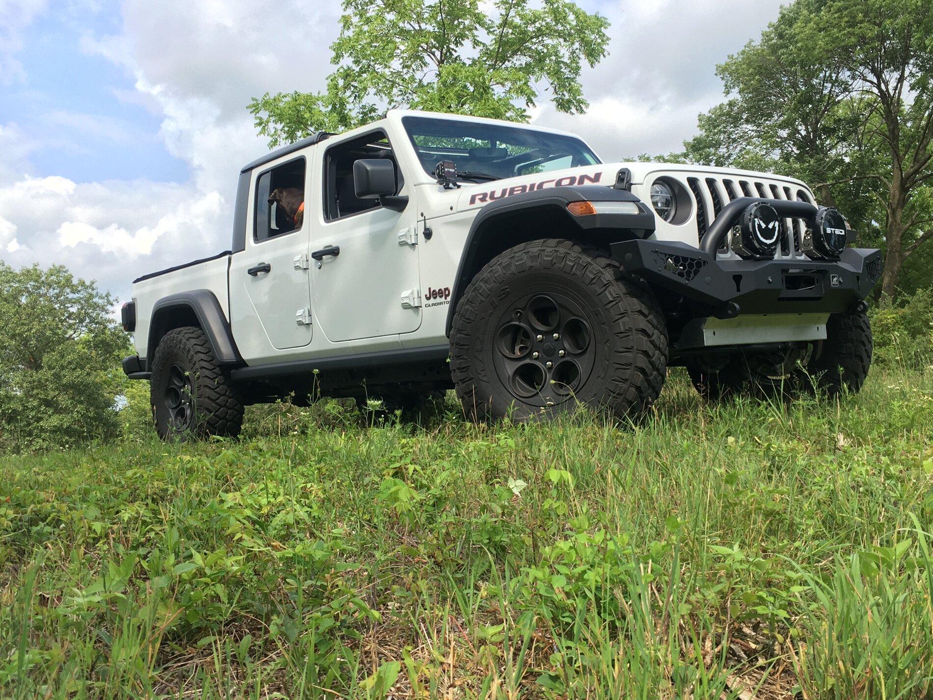 Jeep Gladiator BRIGHT WHITE Gladiator JT Club 2564424E-B29B-4103-872A-8CEDCBFA114F