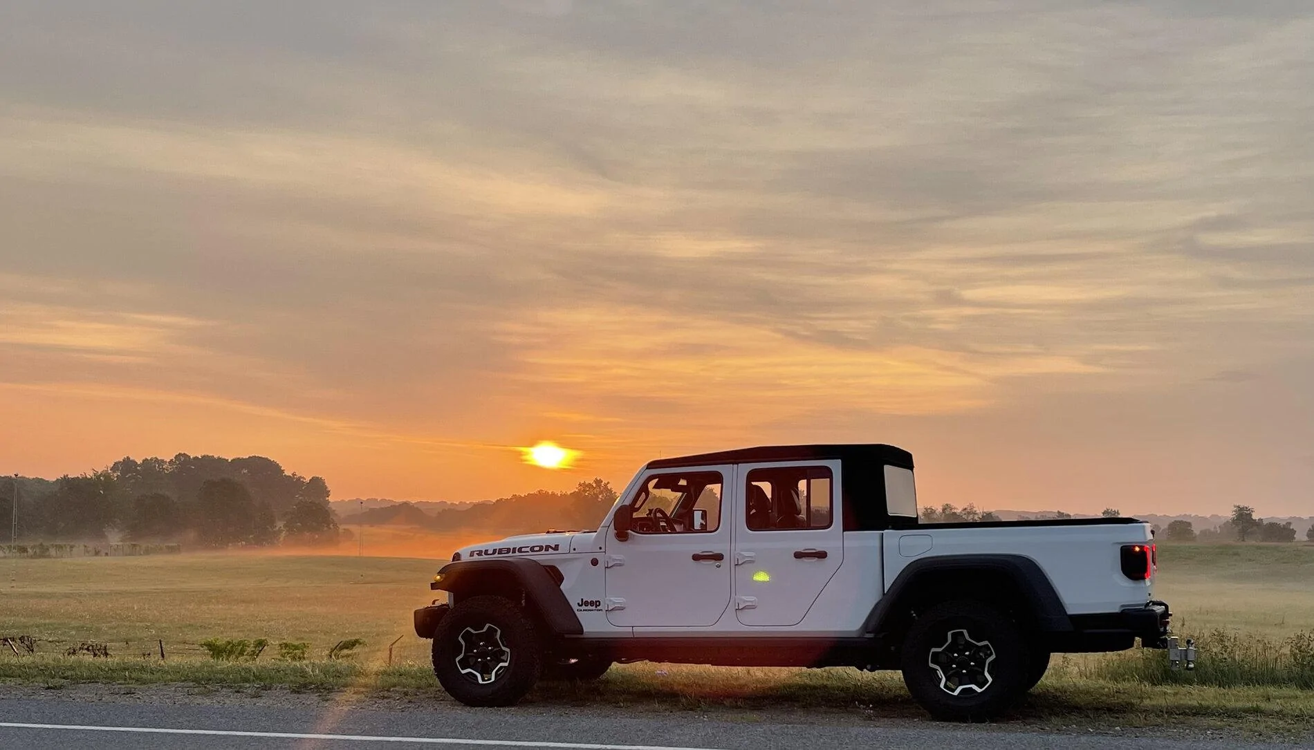 Jeep Gladiator BRIGHT WHITE Gladiator JT Club 1802EBC0-66BC-4639-9C27-5ECA1F87DA3E