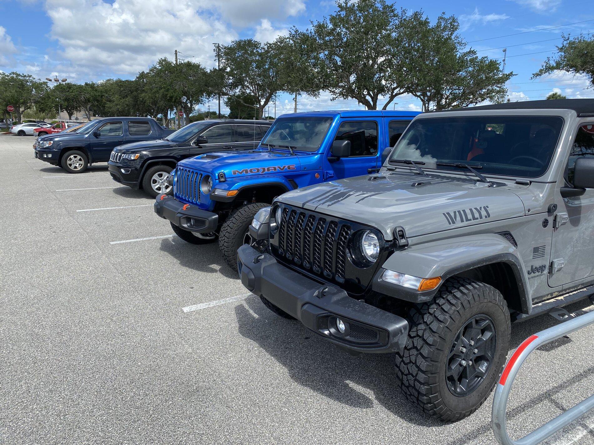Jeep Gladiator Jeeps Parking Next To Jeeps F50FAE36-EDC4-4F5D-BE19-71E24C7F195A