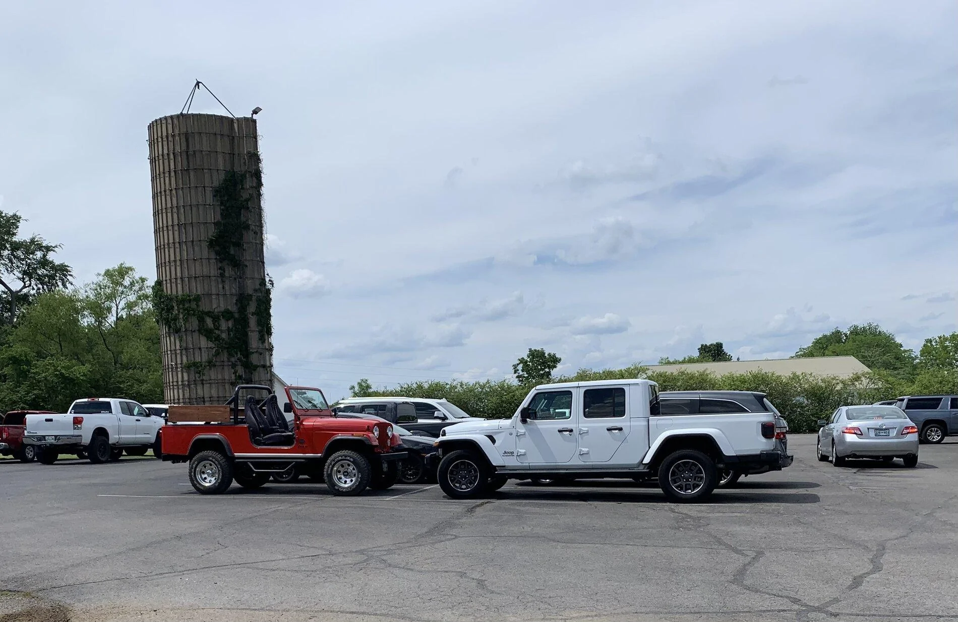 Jeep Gladiator Jeeps Parking Next To Jeeps 8DC19DE1-E563-4D02-AA5B-B39CD8A14A97