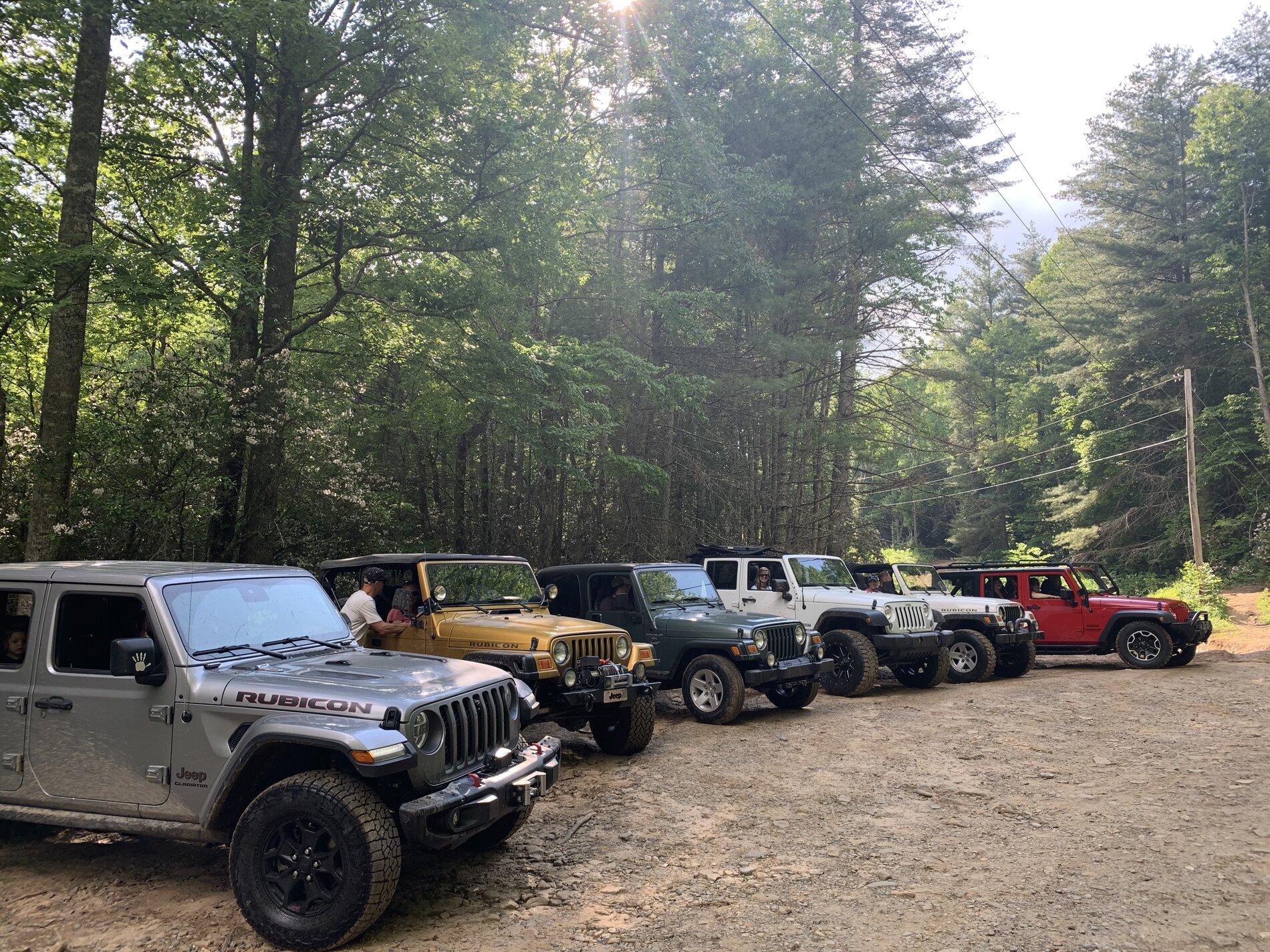 Jeep Gladiator Jeeps Parking Next To Jeeps 020E515C-9C66-482F-BDA3-9D6810CEAE5F