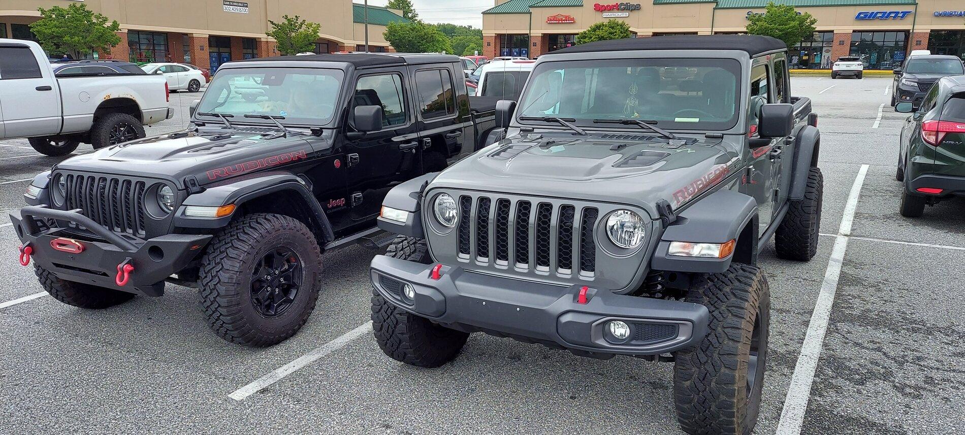 Jeep Gladiator Jeeps Parking Next To Jeeps 20210702_113338