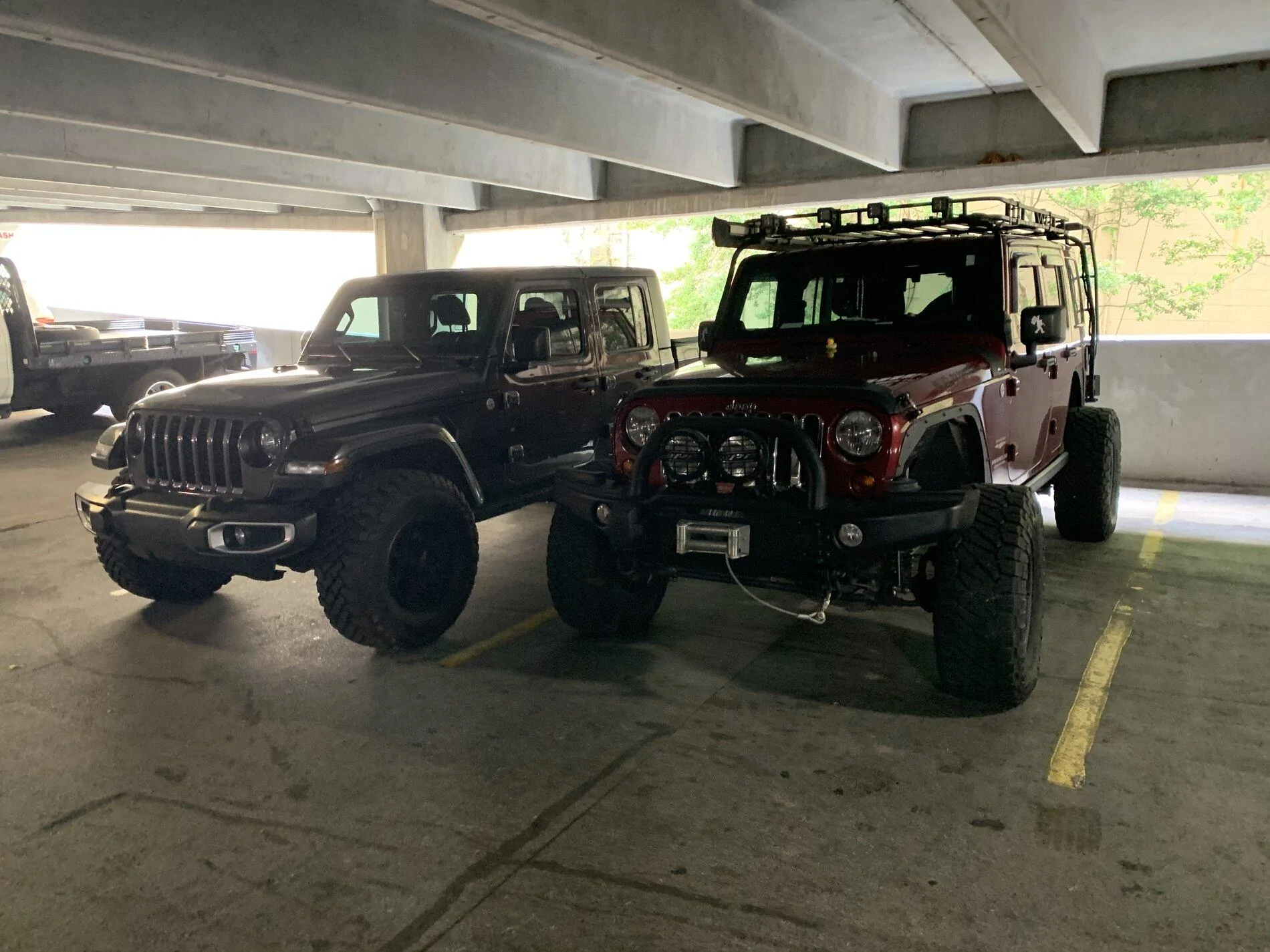 Jeep Gladiator Jeeps Parking Next To Jeeps A3F997C6-0A30-4FB2-8170-65A53ACA36D5