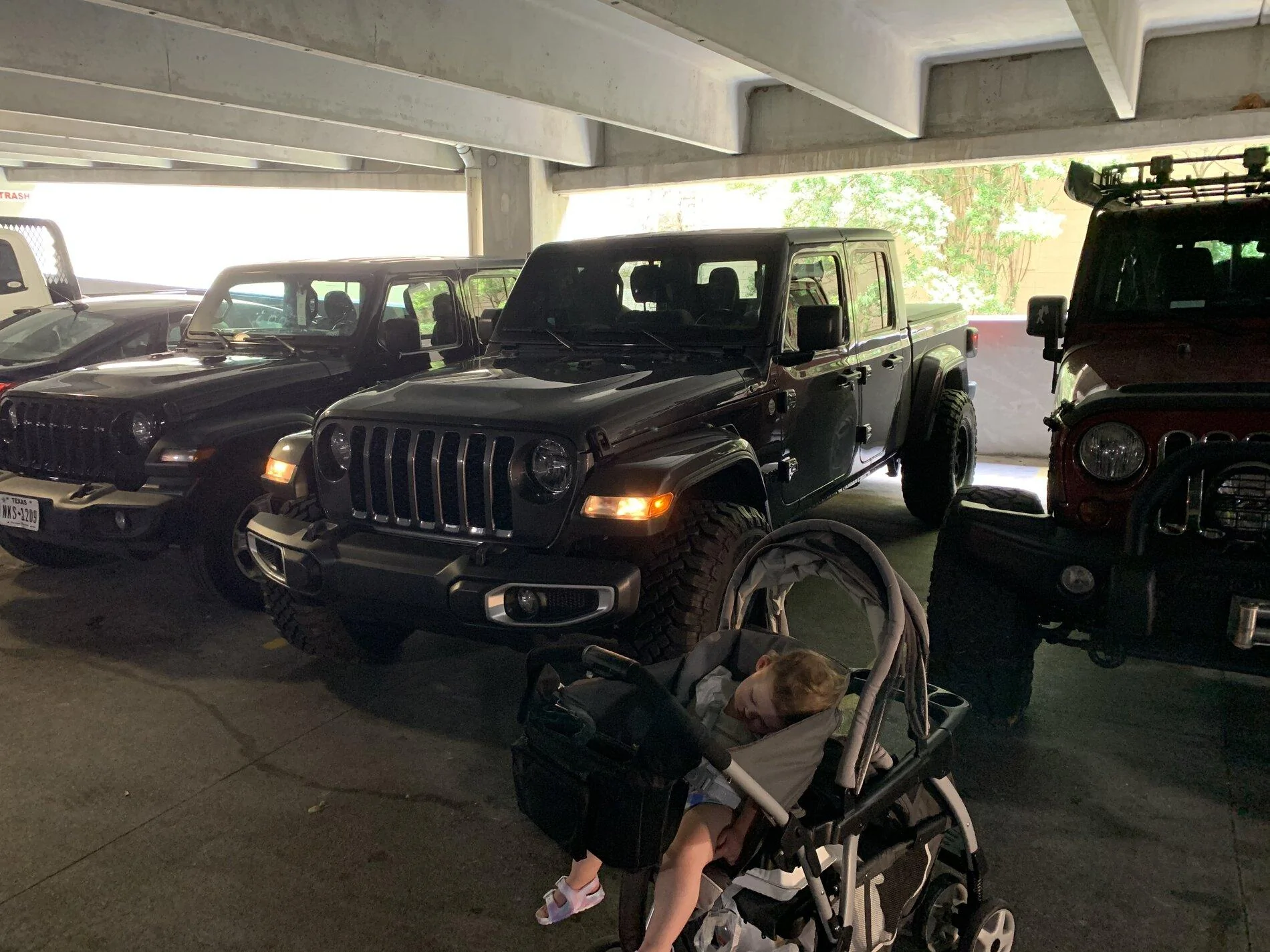 Jeep Gladiator Jeeps Parking Next To Jeeps 27A2290B-36DE-4260-AEFB-242D7AF917FE