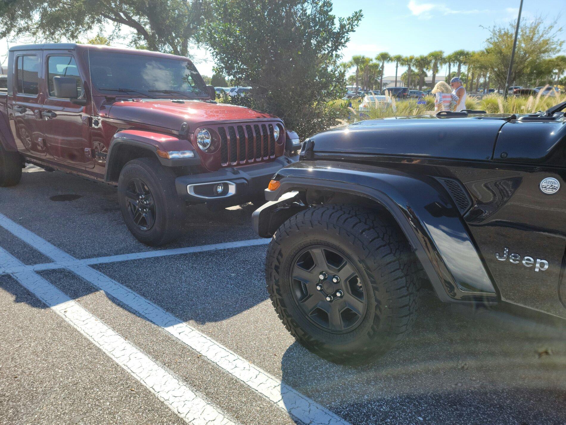 Jeep Gladiator Jeeps Parking Next To Jeeps 20210717_172101