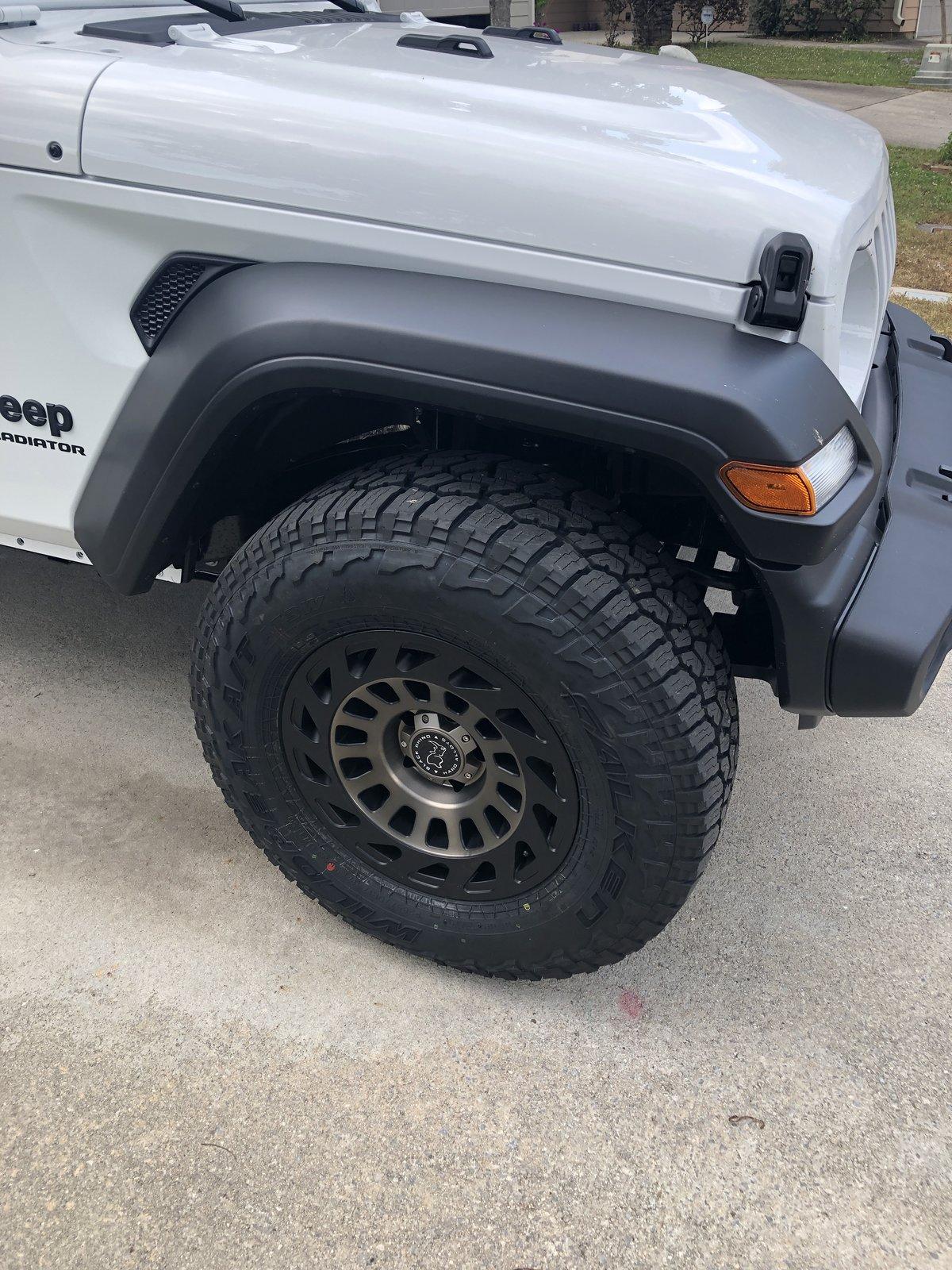 Jeep Gladiator BRIGHT WHITE Gladiator JT Club 74D84C6D-3FE6-4632-AC40-4869347D930C