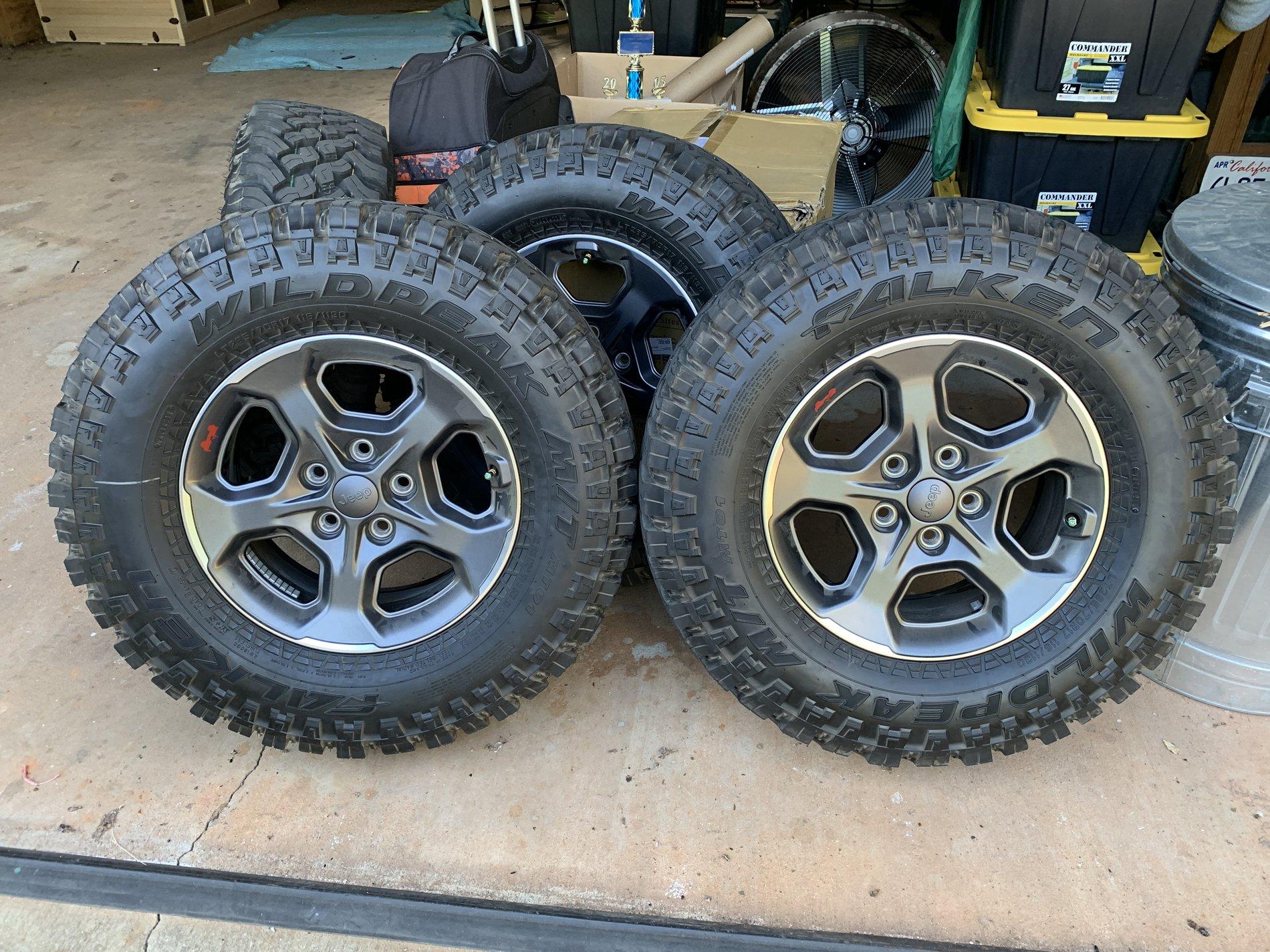 Jeep Gladiator Takeoff, Gladiator Rubicon wheels/Tires E5474308-7260-4EA7-B08C-3F48087BF49C