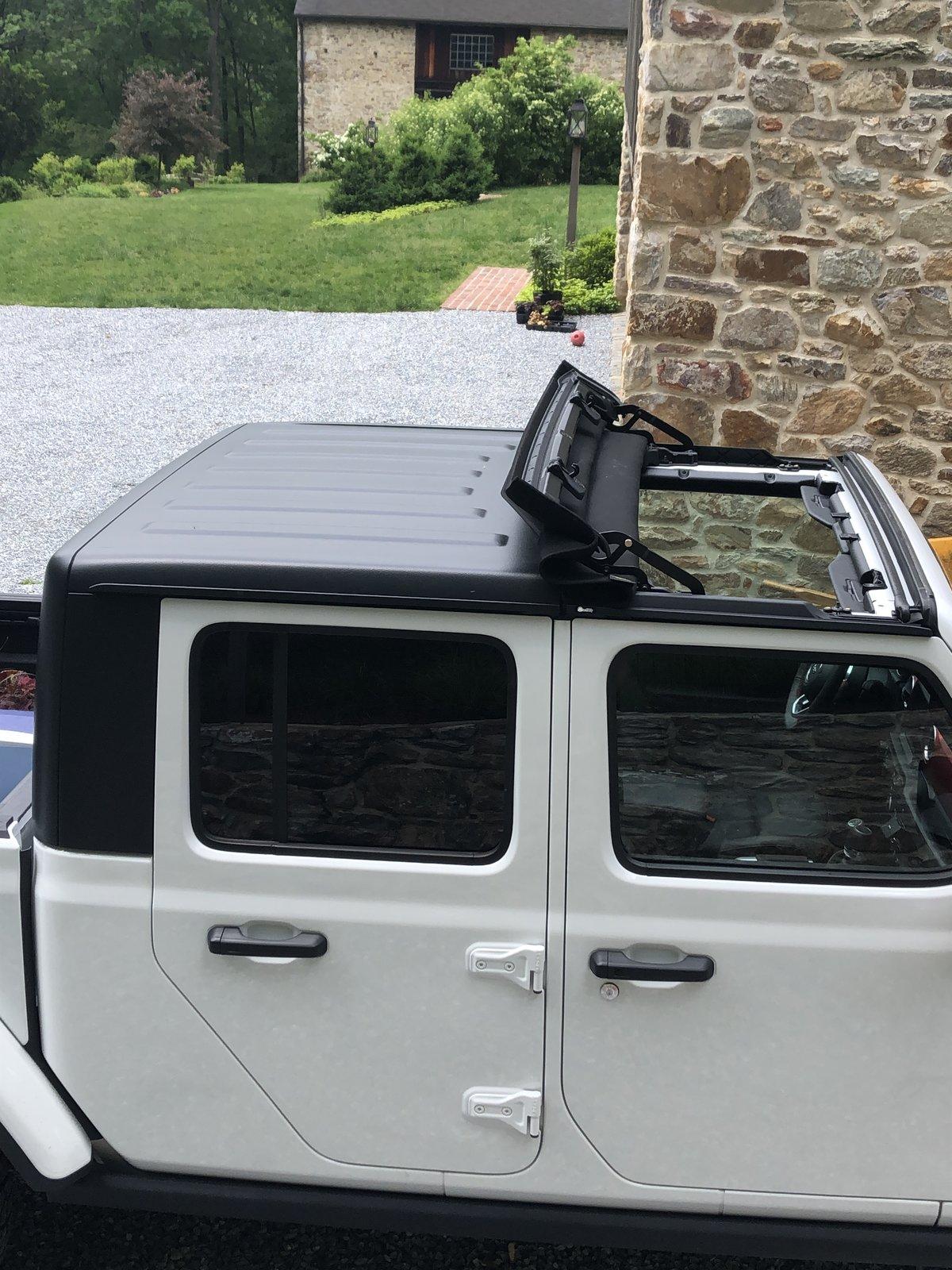 Jeep Gladiator Blowing in the wind 8913C67E-C36D-4886-AB58-4F0BA166AC66