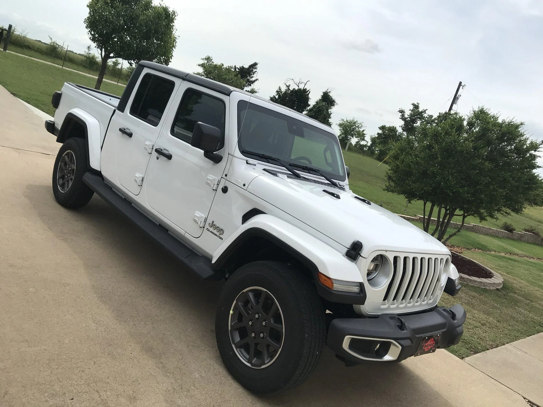 Jeep Gladiator BRIGHT WHITE Gladiator JT Club 393242E3-C05E-4461-8EC2-025C1D9951EB