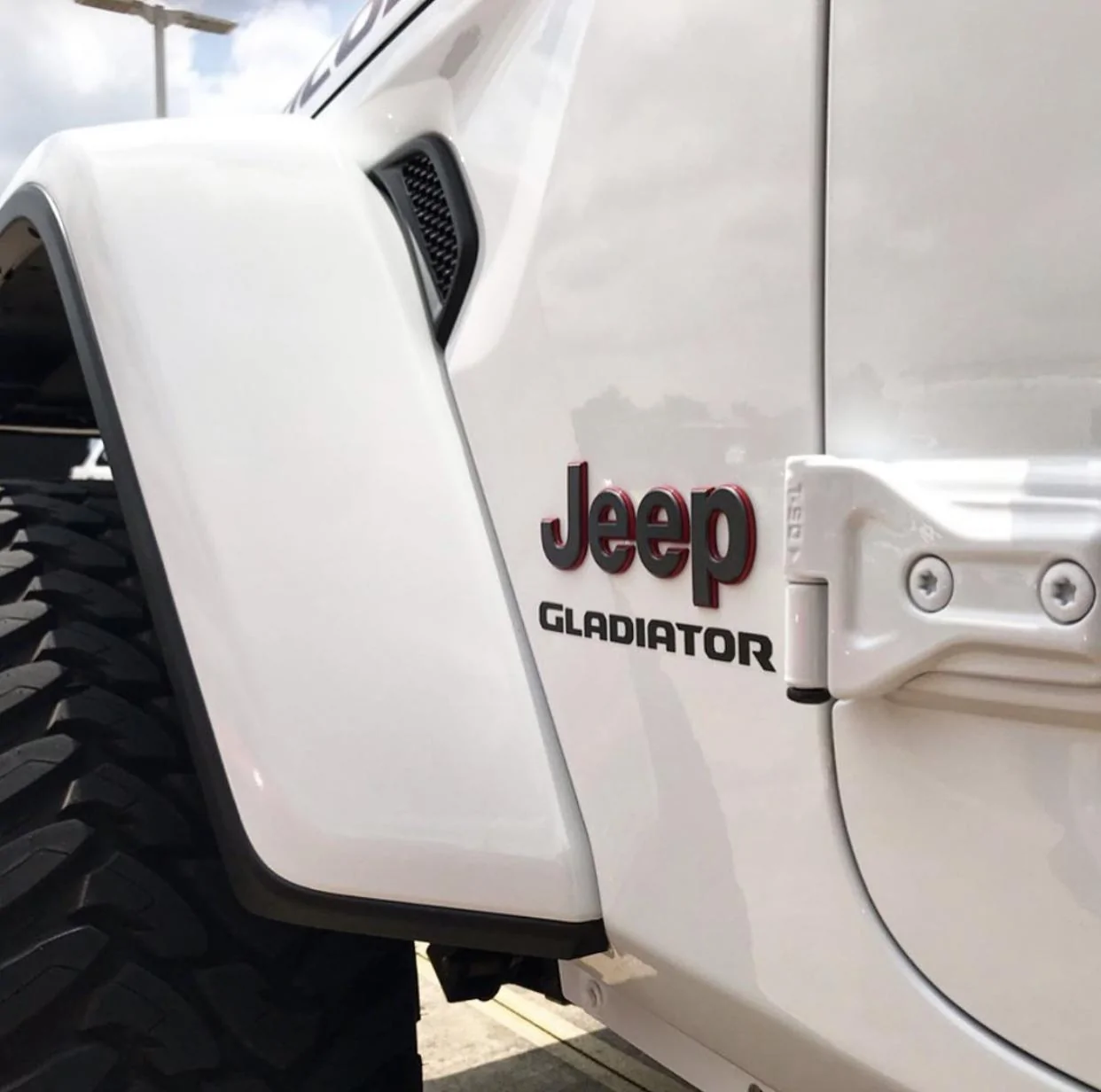 Jeep Gladiator BRIGHT WHITE Gladiator JT Club 7399BD6C-E5BD-4969-8E42-51ABB89C72C9