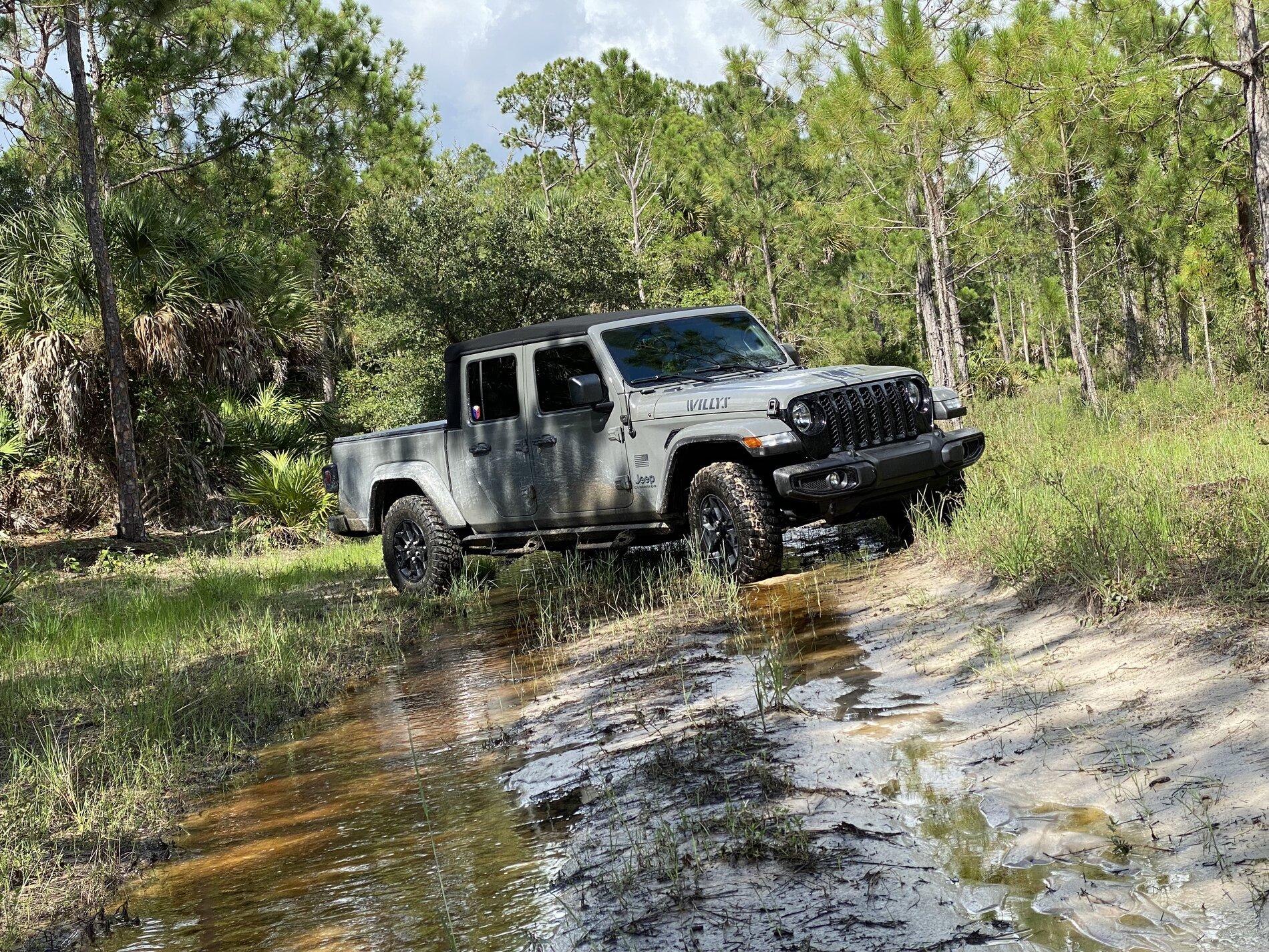 Jeep Gladiator Gladiator Glamour Shots CF41FB70-0E13-428B-B89E-0D622F3FEA1F