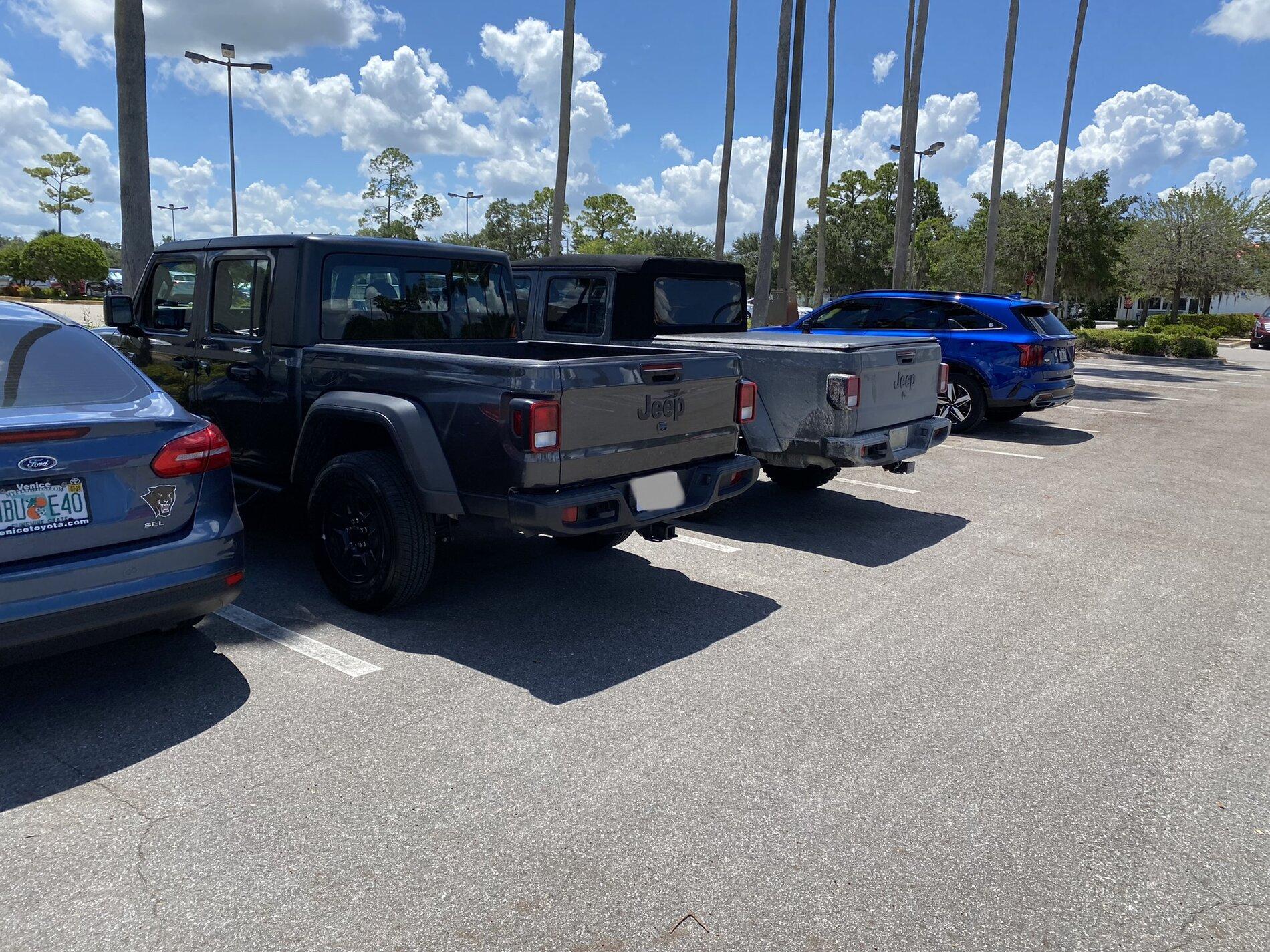 Jeep Gladiator Jeeps Parking Next To Jeeps F0255235-CFBE-4FAF-9FB7-1115AB697227