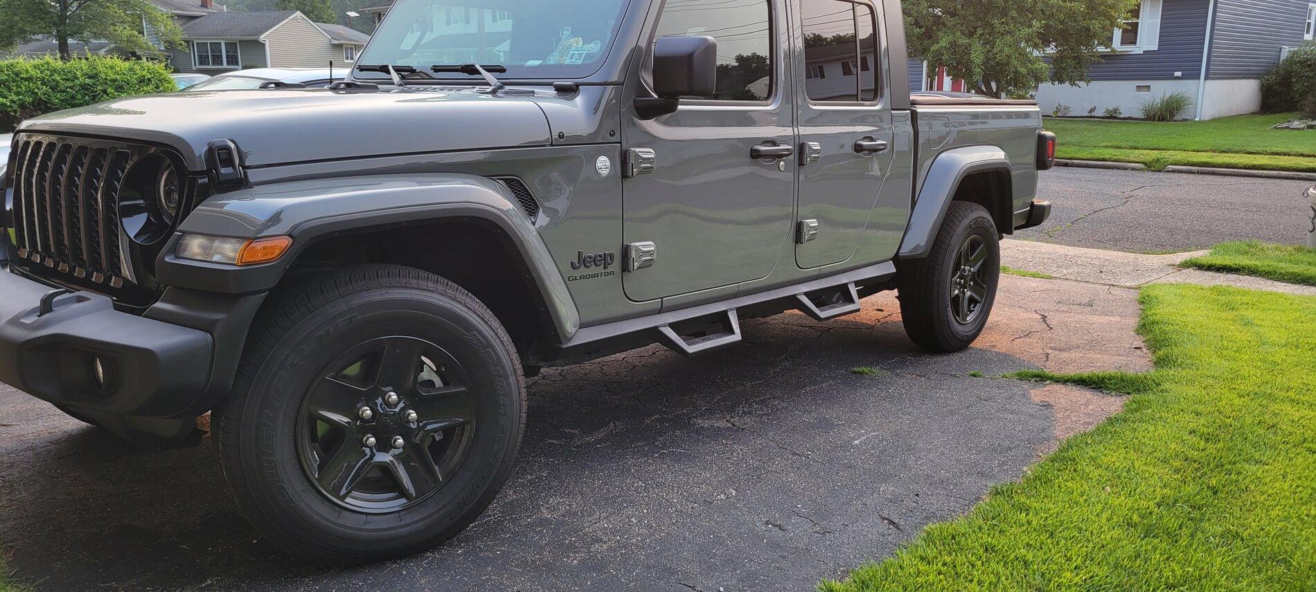 Jeep Gladiator 4 Gladiator Sport S OEM Black Wheels and Tires 20210720_074933