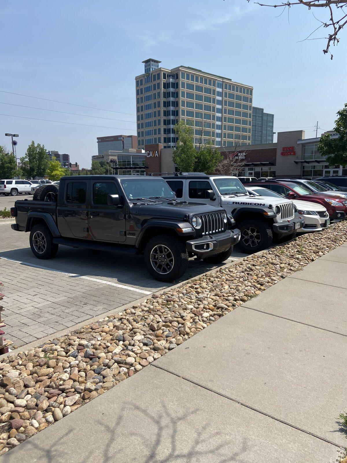 Jeep Gladiator Jeeps Parking Next To Jeeps BB03E3B2-2603-4F7B-8940-797CBBFDE088